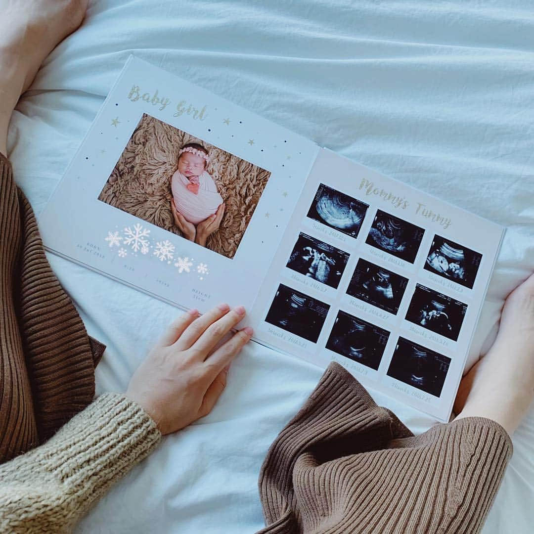 里見茜さんのインスタグラム写真 - (里見茜Instagram)「頼んでいたエコー写真アルバムが届いた❤︎ エコーの保管に悩んでたからこうやって思い出として残せるのは嬉しい😌✨ 11月11日までに注文するとクリスマスまでには届くみたいです🎄 赤ちゃんへのクリスマスプレゼントにもなるからいいね❤️ @birth_designoffice  #newbornphotography #エコーアルバム#エコー写真 #プレベビーブック #7月生まれ」11月8日 13時03分 - satomiakane