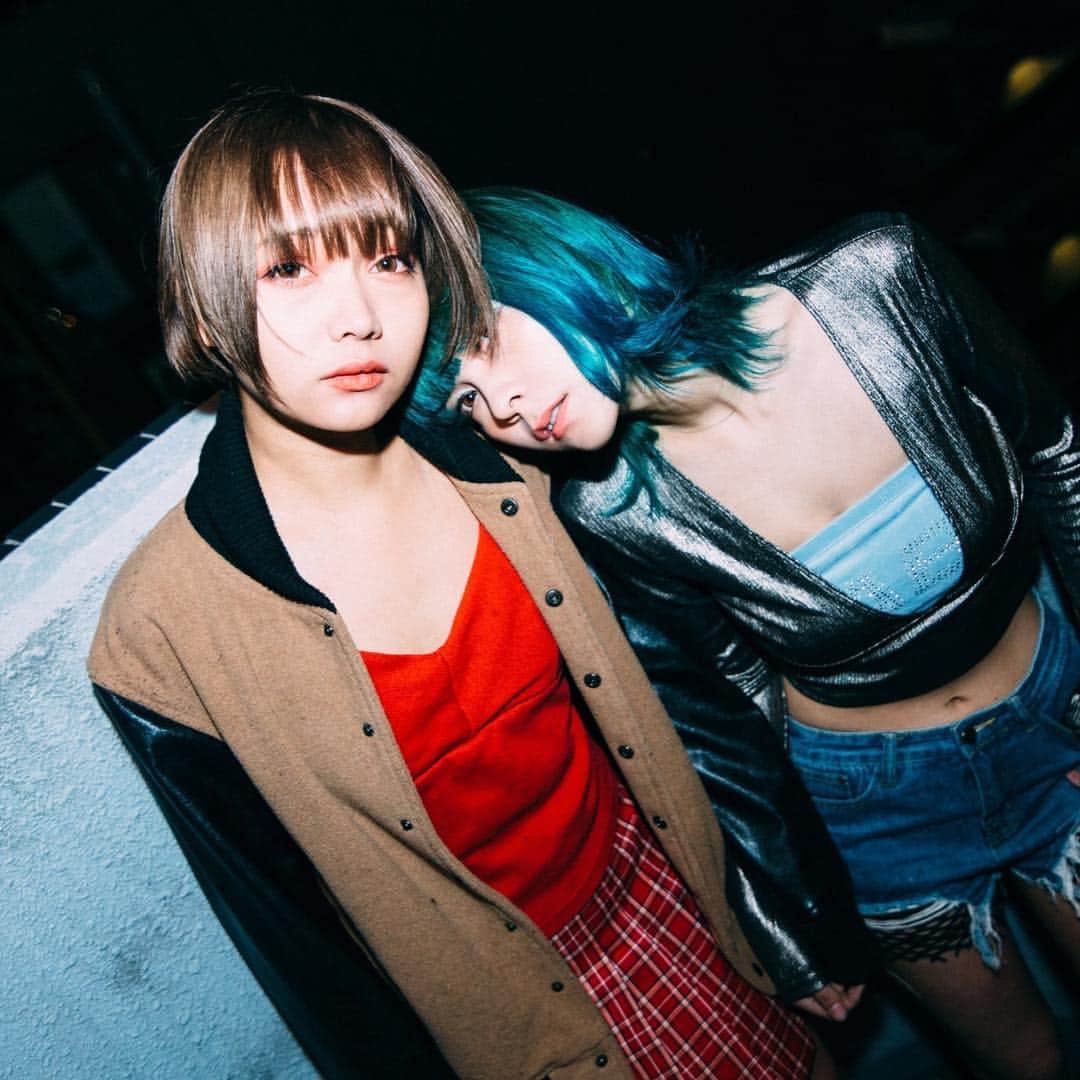 チダヨシヒロのインスタグラム：「ヘアメした。﻿ 二人ともマジカワなので要チェキ！﻿ ﻿ @ckc___0921 ﻿ ﻿ @aiterada96 ﻿ ﻿ チダヨシヒロの撮影シリーズはコチラ✨﻿﻿﻿﻿﻿ ↓↓↓﻿﻿﻿﻿﻿ 『#センシュアルヘア』﻿﻿﻿﻿﻿ ﻿﻿﻿﻿ 美髪やヘアケアブログに関してはコチラ✨﻿﻿﻿﻿ ↓↓↓﻿﻿﻿﻿ @chibow﻿﻿﻿﻿ 【完全マンツーマン施術・完全予約により待ち時間なし】﻿﻿﻿﻿﻿ 僕の髪質改善は続けていけば、 どんどん髪の毛が強化されていくので、 ダメージなどが気になる方はご相談ください✨﻿﻿﻿﻿﻿ ﻿✂︎チダヨシヒロオリジナル髪質改善002！﻿﻿﻿﻿﻿ 今まで美容室のトリートメントに満足できなかった方へ﻿﻿﻿﻿﻿﻿﻿﻿﻿﻿﻿﻿﻿﻿﻿﻿﻿﻿﻿﻿﻿😊﻿﻿﻿﻿﻿ ﻿﻿﻿﻿﻿ ご予約・ご相談はDM、LINEよりご連絡ください☆﻿﻿﻿﻿﻿ 【メニュー】﻿﻿﻿﻿﻿ カット¥7000 髪質改善002¥10000（カラー・縮毛矯正・パーマと併用すれば¥5000） 美髪カラー¥7000〜 美髪縮毛矯正¥20000〜﻿﻿﻿﻿﻿ 美髪弱酸性矯正¥25000〜﻿﻿﻿﻿﻿ 美還元トリートメント¥15000〜 (＋tax)﻿﻿﻿﻿﻿ カットをされない方はシャンプー・ブロー代¥3000頂きます。﻿﻿﻿﻿﻿ 【ご新規様】のご予約はネットかLINEで✨ LINE@登録ID:@ohe8877n﻿﻿﻿﻿﻿ あなたの髪の毛も必ず綺麗にしていきます、必ず可愛くしますので、 気になる方はご連絡・ご相談お待ちしております☺️﻿﻿﻿﻿﻿ ﻿﻿﻿﻿﻿ #撮影﻿﻿﻿﻿﻿ #ピクサムカラー﻿﻿﻿﻿﻿ #ヘアカタログ﻿﻿﻿ #ファイバープレックス﻿﻿﻿﻿﻿ #ヘアスタイル﻿﻿﻿ #イメチェン﻿﻿ #ハイトーン﻿ #美容師 ﻿﻿﻿﻿﻿ #ビューティー﻿﻿﻿ #ファッション﻿﻿﻿ #ヘアー ﻿﻿﻿﻿﻿ #ヘアサロン ﻿﻿﻿﻿﻿ #ヘアメイク ﻿﻿﻿﻿﻿ #サロモ﻿﻿﻿﻿﻿ #サロンモデル ﻿﻿﻿﻿﻿ #ヘアスタイル ﻿﻿﻿﻿﻿ #ナチュラルメイク﻿﻿﻿﻿﻿ #メイク ﻿﻿﻿﻿﻿ #コスメ﻿﻿﻿﻿﻿ #ヘアアレンジ﻿﻿﻿﻿﻿ #くせっ毛﻿﻿﻿﻿﻿ #刈り上げ﻿ #マニパニ﻿ #マニックパニック #イルミナカラー﻿﻿﻿ #ブリーチ﻿ #ブリーチカラー﻿ #ケアブリーチ﻿ #ハイトーンカラー」