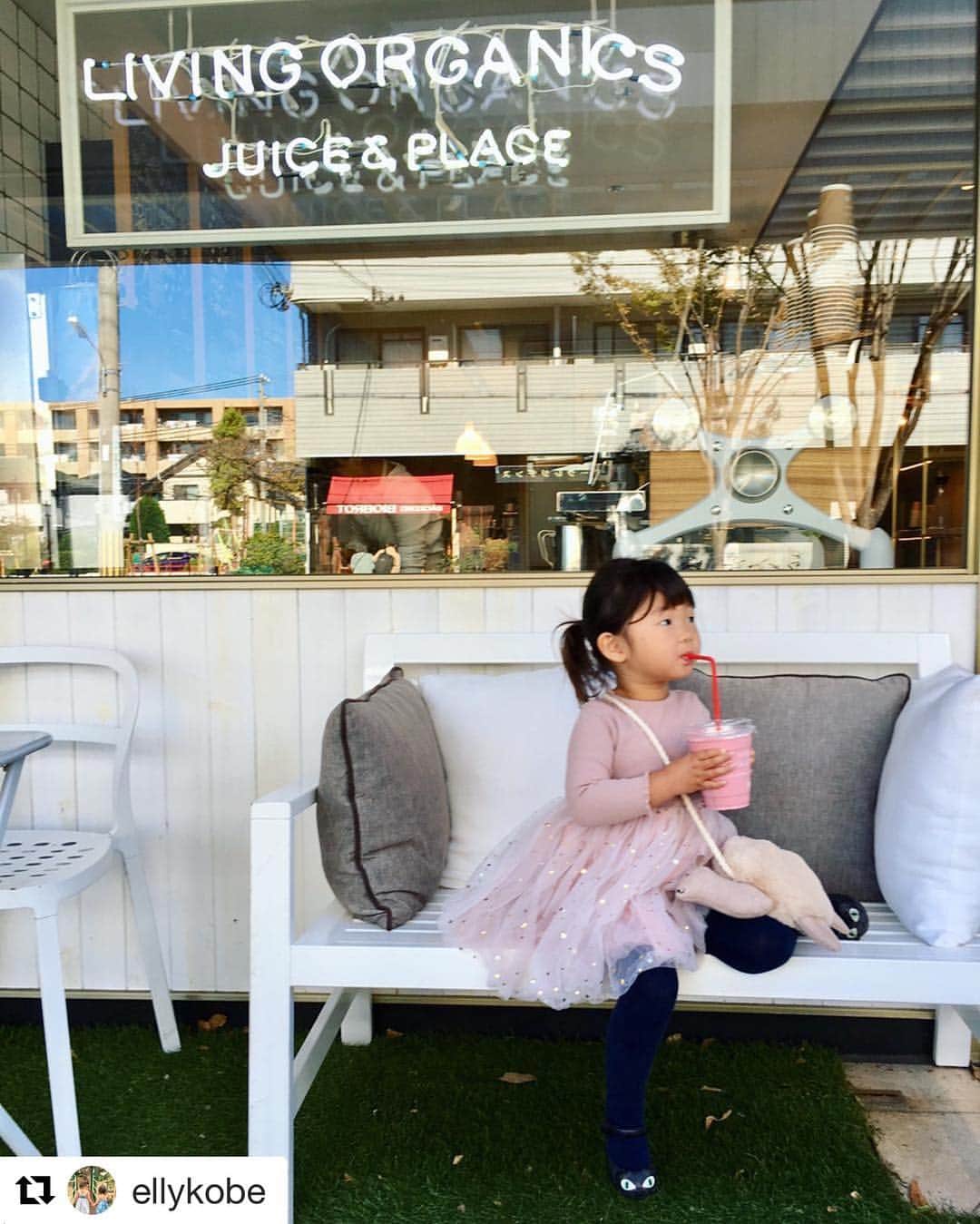 livingorganics juice&place 芦屋のインスタグラム：「可愛いお客様のご来店💕いつもありがとうございます😊#Repost @ellykobe with @get_repost ・・・ 🍓🍓🍓 . アサイーねらいで行ったけど、ちびっこでも飲みやすいベリーミックスにチェンジ🥤 . 店員さんがおっしゃるとーり、おいしーい♡といいながら、大きいサイズをほぼ1人で飲み干した2歳児😂♥️ . 有機ストロベリー×バナナ🍓🍌 これでビタミン補給はバッチリだねっ！ . #なごむ . #スムージー #ビタミン補給 #🍓 . かわいいピンク色にテンションあがる「自称プリンセス」♡ww . Organically have strawberries and bananas in it.」
