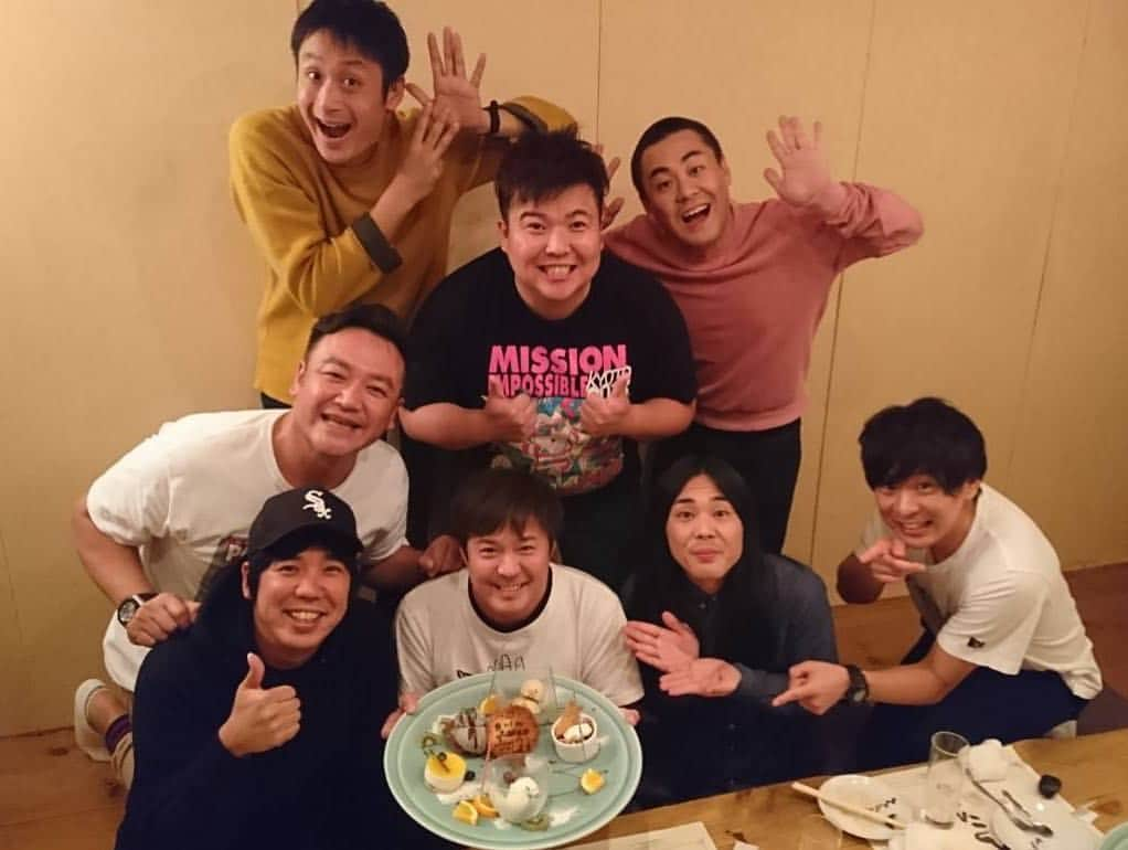 たむらけんじさんのインスタグラム写真 - (たむらけんじInstagram)「テンダラー白川のお誕生日をお祝い！！しらとも25年の付き合い！ 1番信頼できる後輩、年上やけど(^^) スキマの卓弥もたまたまおったから来たー！！仲間っていいね！！ #たむけん #テンダラー白川 #ころころ亭 #ころころ亭桃梦」11月8日 9時05分 - tamuradojou