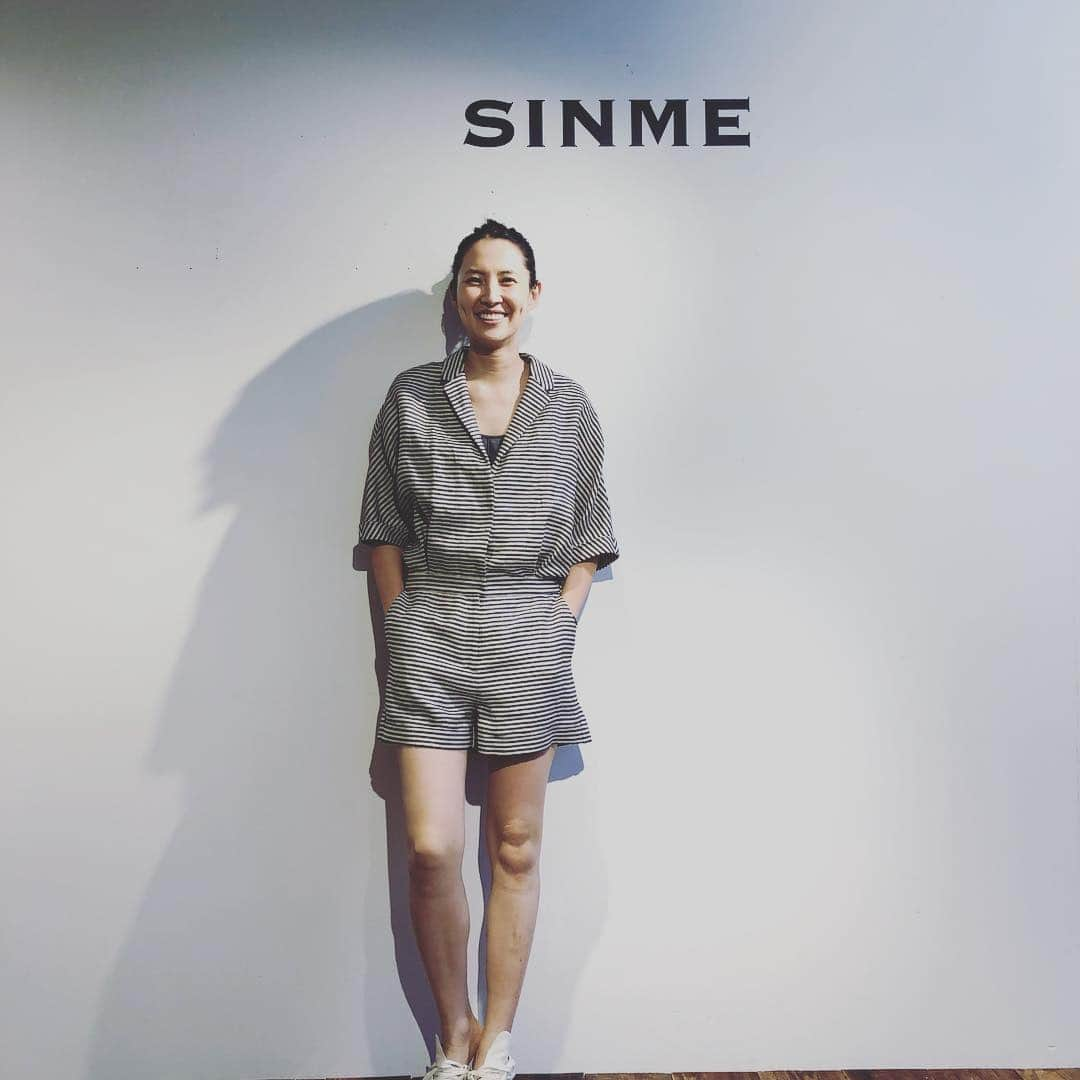 浜島直子さんのインスタグラム写真 - (浜島直子Instagram)「昨日はシンメ( @sinmedenim )の展示会へ。 あああぁぁぁ✨ どれもこれも素敵すてきステキで、取っ替え引っ替え試着を。 洋服って、人をこんなにも幸せにするんだなぁ。 由夏さん、ありがとう！！！♥️💋 ・ WAG gallery  東京都 渋谷区 神宮前 4-26-28 JUNK YARD 3F ・ 展示会は、明日までプレス＆フレンズDAYで、土日はどなたでもお越しいただけるSHOPPING DAYだそう。 この機会に是非！ ・ #sinme  #シンメ #板谷由夏 さん #幸福感 #半端ない #最後の写真は #由夏さんが着てたレースのワンピースを脱いでもらって #着させてもらって #鼻の下伸ばしてるところ🤣 #買わせていただきました #他には #1枚目のネイビーのワンピースと #2枚目の赤のリネンワンピースも👍 #次の夏が楽しみ！！！」11月8日 9時28分 - hamaji_0912