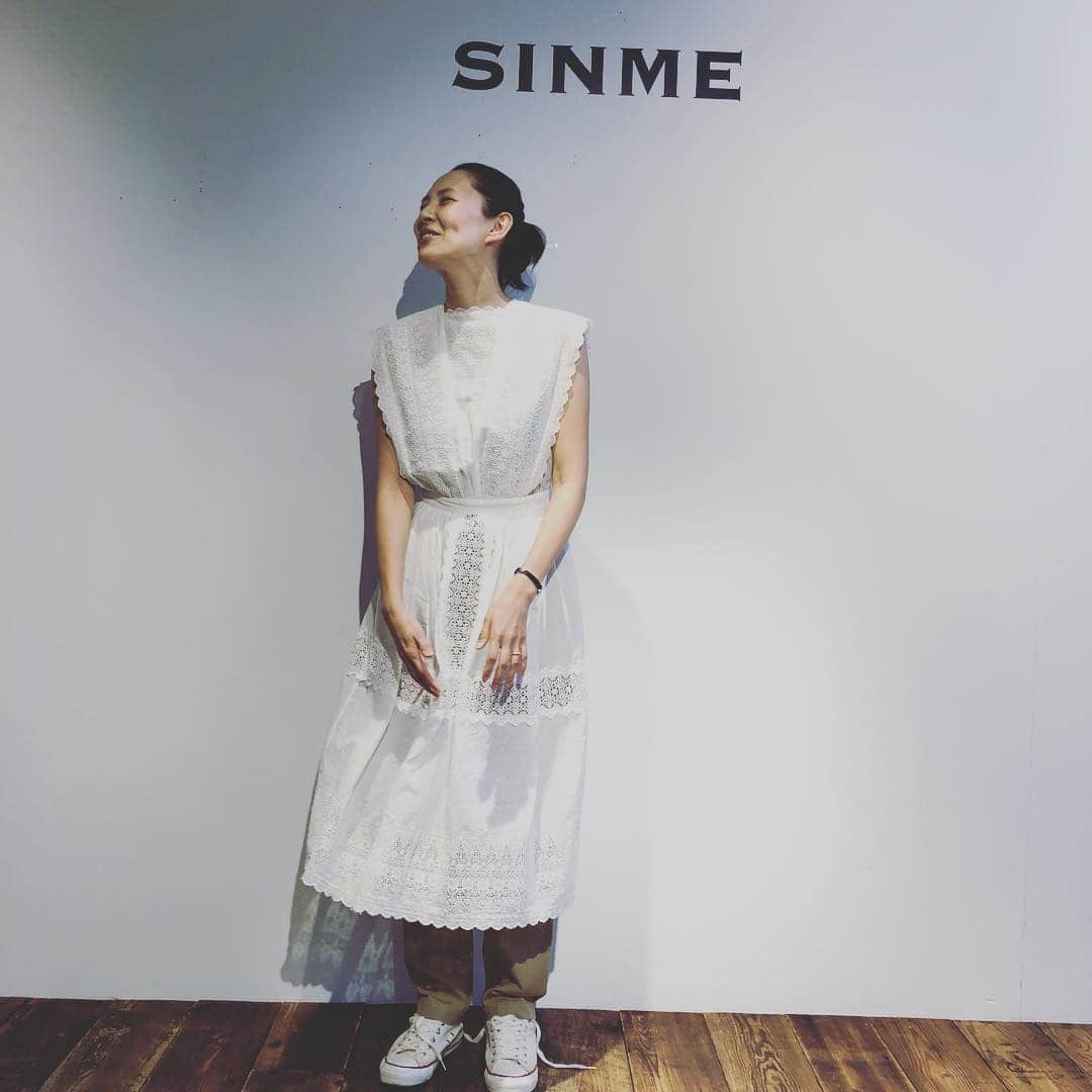 浜島直子さんのインスタグラム写真 - (浜島直子Instagram)「昨日はシンメ( @sinmedenim )の展示会へ。 あああぁぁぁ✨ どれもこれも素敵すてきステキで、取っ替え引っ替え試着を。 洋服って、人をこんなにも幸せにするんだなぁ。 由夏さん、ありがとう！！！♥️💋 ・ WAG gallery  東京都 渋谷区 神宮前 4-26-28 JUNK YARD 3F ・ 展示会は、明日までプレス＆フレンズDAYで、土日はどなたでもお越しいただけるSHOPPING DAYだそう。 この機会に是非！ ・ #sinme  #シンメ #板谷由夏 さん #幸福感 #半端ない #最後の写真は #由夏さんが着てたレースのワンピースを脱いでもらって #着させてもらって #鼻の下伸ばしてるところ🤣 #買わせていただきました #他には #1枚目のネイビーのワンピースと #2枚目の赤のリネンワンピースも👍 #次の夏が楽しみ！！！」11月8日 9時28分 - hamaji_0912