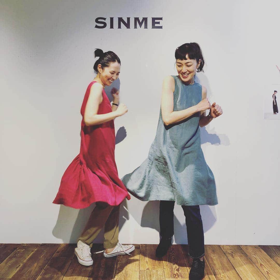 浜島直子さんのインスタグラム写真 - (浜島直子Instagram)「昨日はシンメ( @sinmedenim )の展示会へ。 あああぁぁぁ✨ どれもこれも素敵すてきステキで、取っ替え引っ替え試着を。 洋服って、人をこんなにも幸せにするんだなぁ。 由夏さん、ありがとう！！！♥️💋 ・ WAG gallery  東京都 渋谷区 神宮前 4-26-28 JUNK YARD 3F ・ 展示会は、明日までプレス＆フレンズDAYで、土日はどなたでもお越しいただけるSHOPPING DAYだそう。 この機会に是非！ ・ #sinme  #シンメ #板谷由夏 さん #幸福感 #半端ない #最後の写真は #由夏さんが着てたレースのワンピースを脱いでもらって #着させてもらって #鼻の下伸ばしてるところ🤣 #買わせていただきました #他には #1枚目のネイビーのワンピースと #2枚目の赤のリネンワンピースも👍 #次の夏が楽しみ！！！」11月8日 9時28分 - hamaji_0912