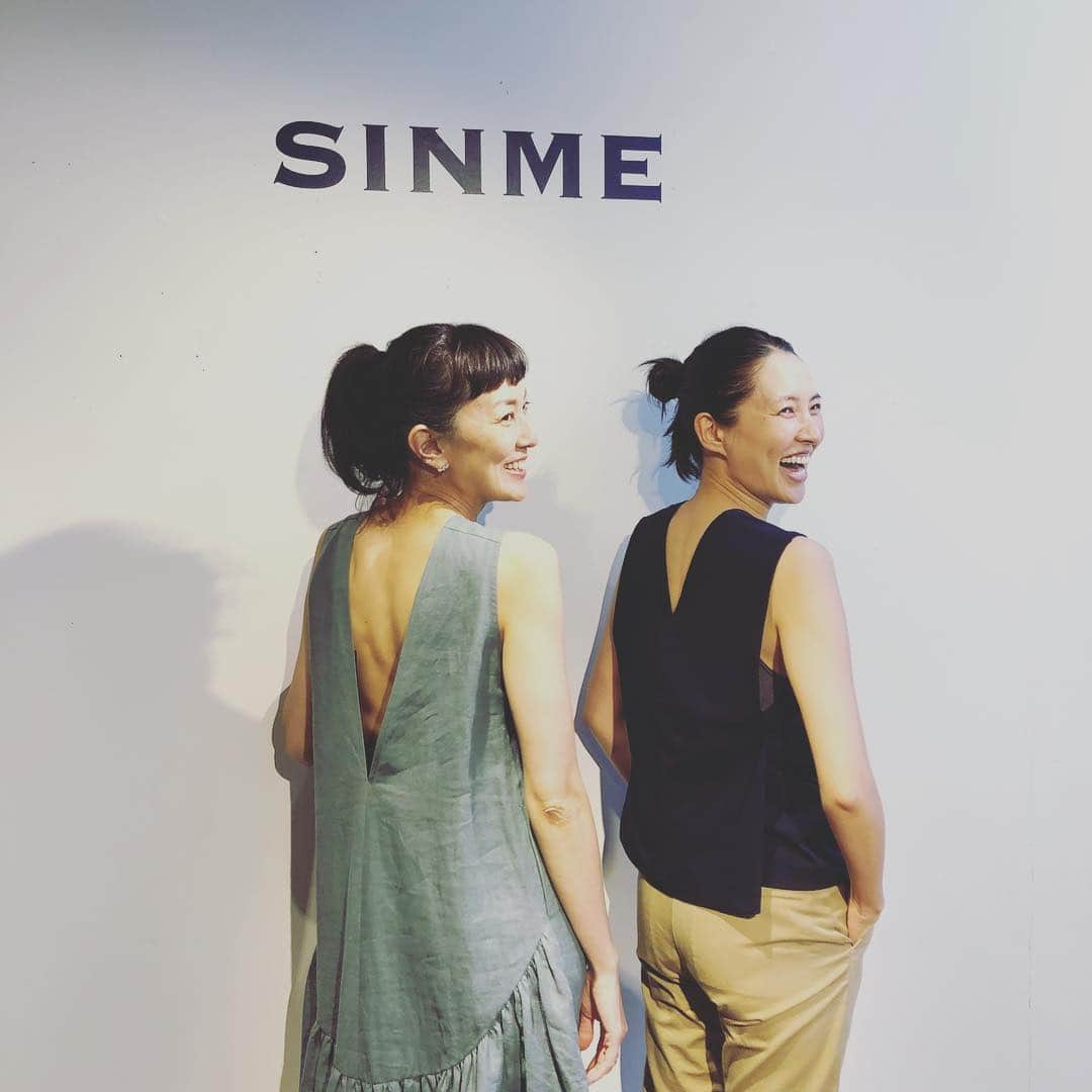 浜島直子さんのインスタグラム写真 - (浜島直子Instagram)「昨日はシンメ( @sinmedenim )の展示会へ。 あああぁぁぁ✨ どれもこれも素敵すてきステキで、取っ替え引っ替え試着を。 洋服って、人をこんなにも幸せにするんだなぁ。 由夏さん、ありがとう！！！♥️💋 ・ WAG gallery  東京都 渋谷区 神宮前 4-26-28 JUNK YARD 3F ・ 展示会は、明日までプレス＆フレンズDAYで、土日はどなたでもお越しいただけるSHOPPING DAYだそう。 この機会に是非！ ・ #sinme  #シンメ #板谷由夏 さん #幸福感 #半端ない #最後の写真は #由夏さんが着てたレースのワンピースを脱いでもらって #着させてもらって #鼻の下伸ばしてるところ🤣 #買わせていただきました #他には #1枚目のネイビーのワンピースと #2枚目の赤のリネンワンピースも👍 #次の夏が楽しみ！！！」11月8日 9時28分 - hamaji_0912