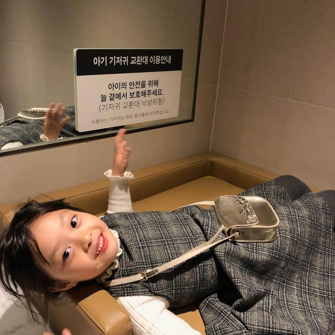 ジェウンさんのインスタグラム写真 - (ジェウンInstagram)「거울을 좋아하는 그녀 그리고 아기로 돌아가고 싶다는 그녀 윽... 구래... 애기때로 돌아가자!!! . いきなり 赤ちゃんになりたいと言うジェウンちゃん ママも赤ちゃんの頃に戻ってほしいわ！！(笑) でもそこで寝転んでたって 赤ちゃんにはなれません😓 . . #잰 #재은#여덟살#김초딩#1학년#小学1年生 손님.. 거기서 그러시면...」11月8日 9時33分 - jaen_mom