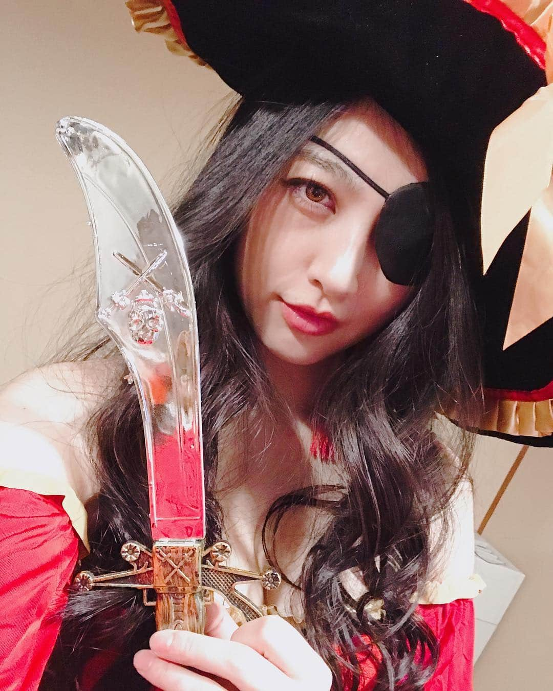 松野井雅（原紗央莉）さんのインスタグラム写真 - (松野井雅（原紗央莉）Instagram)「⚓️👁☠️🖤🗡🎗 #海賊 #パイレーツオブカリビアン #仮装 🎃 #halloween2018 じゃっかん #視力検査 っぽい」11月8日 9時37分 - miyavimatsunoi