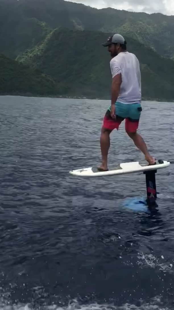 ミシェル・ボレーズのインスタグラム：「Quick downwind at home when the waves are small」