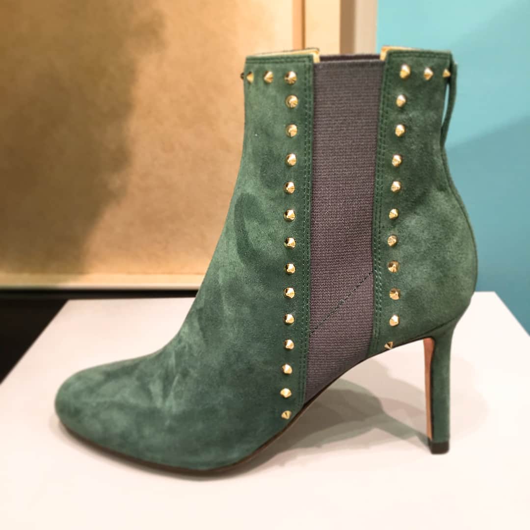 のインスタグラム：「・ KOBE NEXT Standard 100 27/100 1階 婦人靴売場 〈O'RIC〉 FRANQUET-GY  足元にポイントを持ってくるのが得意な神戸の女性におすすめしたいのは、ピンヒールと辛口過ぎないスタッズのショートブーツ #大丸神戸店 #大丸 #daimarukobe  #kobe #kobenextstandard100」