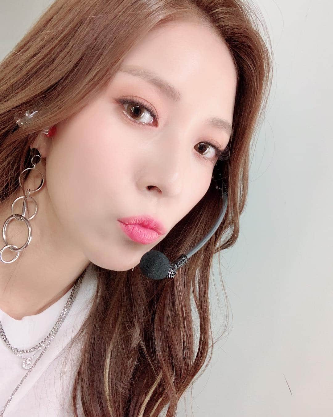 BoAさんのインスタグラム写真 - (BoAInstagram)「왠지 내일 새벽에 나가야할거같은 느낌적인 느낌😭 오래 준비해서 2주에 끝났다는게 넘나 아쉽다 😵😵 그래도 음악은 계속 들어죠~~🎶🎶」11月8日 22時47分 - boakwon