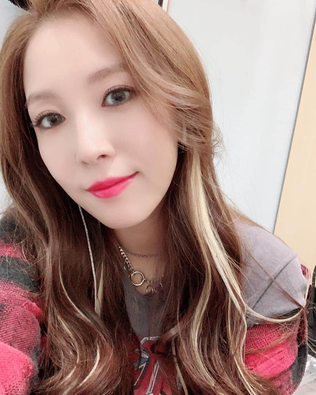 BoAのインスタグラム：「왠지 내일 새벽에 나가야할거같은 느낌적인 느낌😭 오래 준비해서 2주에 끝났다는게 넘나 아쉽다 😵😵 그래도 음악은 계속 들어죠~~🎶🎶」
