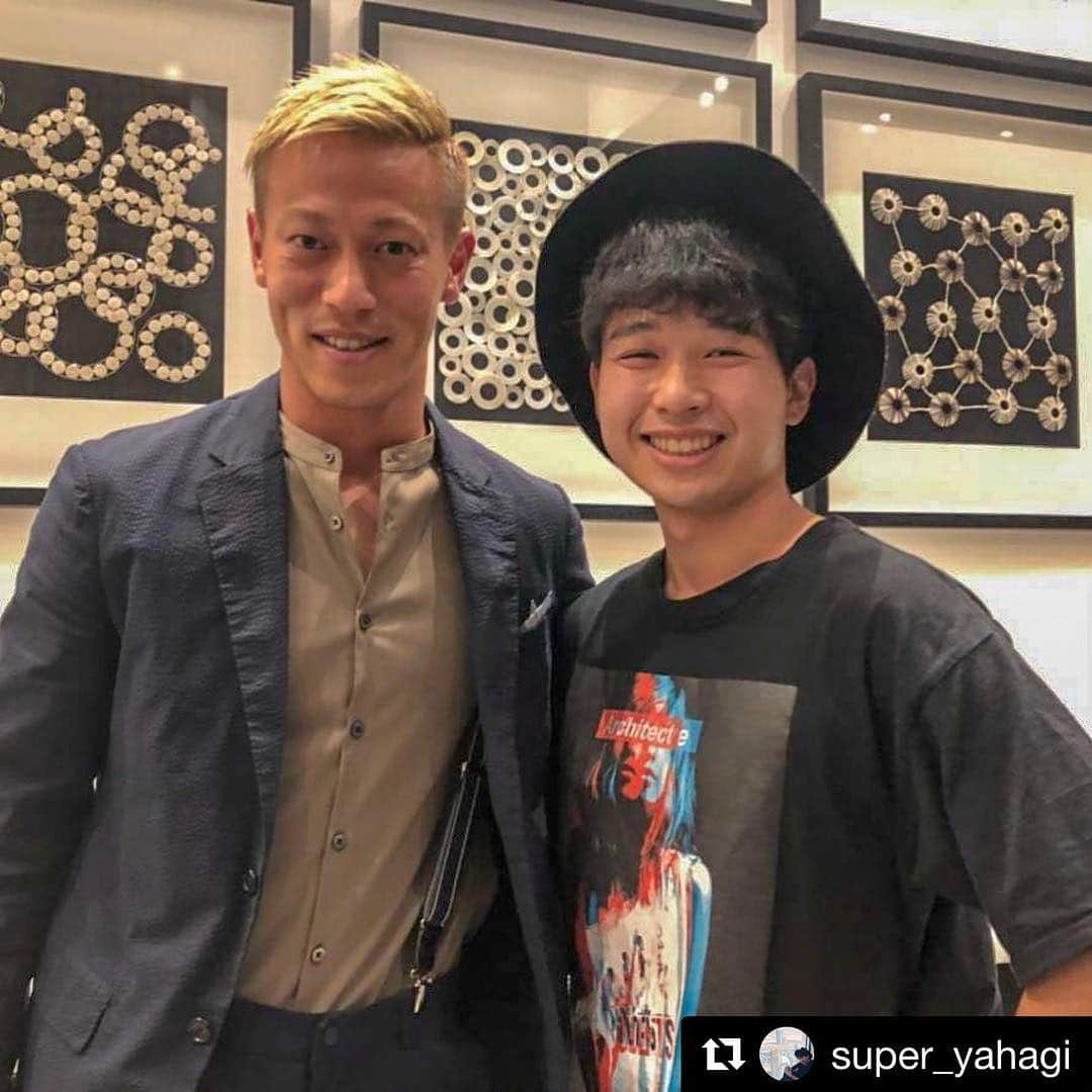 矢作克人のインスタグラム：「#Repost @super_yahagi with @get_repost ・・・ 【彼はやっぱり世界有数のプレーヤーでした⚽️】 メルボルンカップが開催されていたため、 お仕事も休みを頂き オーストラリアへ行ってきました✨ チェスナットコートは残念な結果と なってしまいましたが、 メルボルンにわざわざ日本馬が 参戦するということもあり、 #本田圭佑 選手とお食事する機会を 設けて頂きました。 正直、感銘を受けております✨ 人生でも一度あるかないかという 非常に刺激的な日となりました。 これからもより精進して、 本田選手のように、有言実行できる 人間へとなります。 + + #アイドル #タレント #モデル #DJ #俳優 #矢作克人 #競馬 #チェスナットコート #メルボルン #メルボルンカップ #オーストラリア #サッカー日本代表 #日本代表 #本田選手 #サッカー + + #instagood #instafollow #followme #love #l4l #djlife #JPOPDJ #lifestyle #Melbourne #MelbourneCup #keisukehonda」