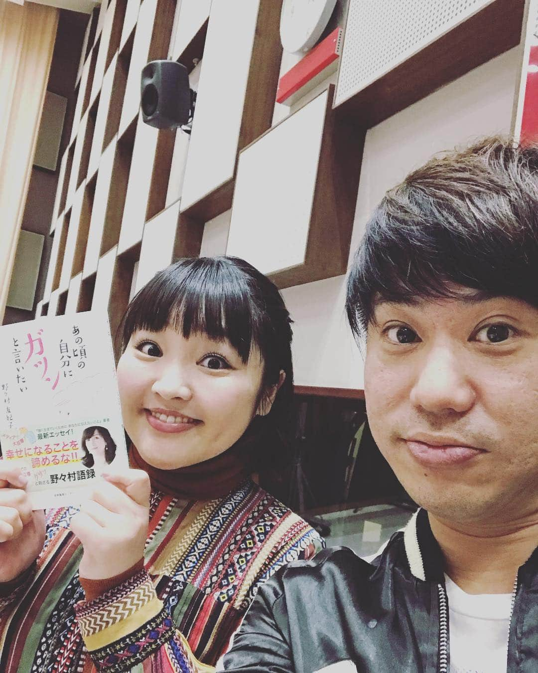 川谷修士さんのインスタグラム写真 - (川谷修士Instagram)「🙇‍♂️ 先日、NHKラジオ第1放送の 「サンドウィッチマンの天使のつくり笑い」でご一緒させていただいた、 柳原可奈子さんが、妻の本を 買ってくれてた！！！ めっちゃ嬉しい😂 ありがとうございます！ #2丁拳銃修士 #サンドウィッチマン #柳原可奈子 #野々村友紀子 #NHK #ラジオ #第1放送 #天使のつくり笑い #あの頃の自分にガツンと言いたい #丁度ええ」11月8日 21時33分 - 2chokenju_shuji