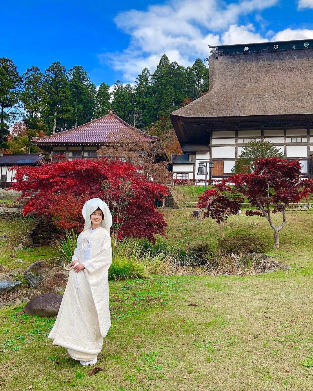 相場詩織さんのインスタグラム写真 - (相場詩織Instagram)「今日は1日花嫁さんになりました👰💍﻿ ﻿ ﻿ 憧れの白無垢姿に﻿ プロの方による素敵なヘアメイク﻿ そして面白くて優しいスタッフの皆さんのおかげで﻿ 長丁場の撮影も﻿ とっても楽しくあっという間に﻿ 感じました(*´ω`*)✨﻿ また同じメンバーで撮影出来たらいいな💓﻿ ﻿ 11月27日放送になります👼 岩手朝日テレビ 「DANDYの扉」 ﻿ ﻿ ﻿ #japan﻿ #iwate﻿ #akita﻿ #instagood﻿ #instalike﻿ #model﻿ #wedding ﻿ #和装 #結婚式 #仏前式  #着付け #和装ヘア #和装モデル #白無垢 #ヘアアレンジ  #ヘアメイク」11月8日 21時54分 - shioriaiba0801