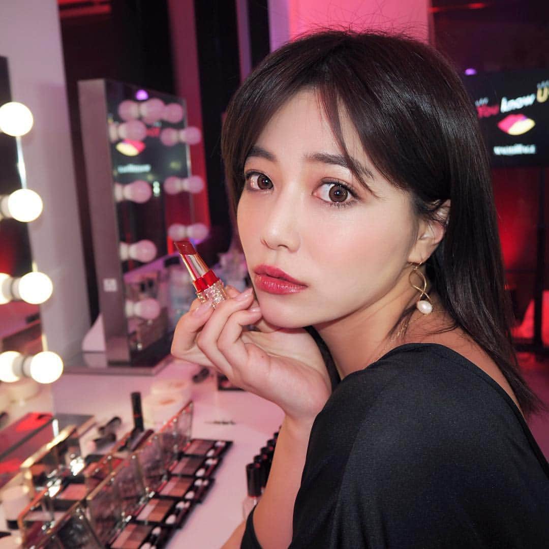 のインスタグラム：「こんばんは😉💕💋 . 今夜は @beautifulsail_official のドレスを着て大好きなマキアージュの期間限定のポップアップストア「You know U?」へ行ってきました😇✨💕 . 「You know U?」では、新たな発見に乏しい日常から✨“あなたが知らなかった「もうひとりのアナタ」”✨に出会うことができちゃうの😍💋❤️ . 豊富なデジタルコンテンツやメイクアップサービスなどで、新たな自分の発見してキレイをアップデートするチャンスが沢山😌💕 . 普段から使ってドラマティックルージュEXの限定ルージュが購入できちゃうのも嬉しい😍💕 . 詳しくは @maquillage_jp 💕 . ぜひ足を運んでみてね🐾 今日もお疲れ様でした💕 . #マキアージュ #YouknowU #もうひとりのアナタ #リップ #maquillagepr #lip #lips #gross #グロス #化粧品 #makeup #メイク #パーティーメイク #beautifulsail #デート #date #デートメイク #love #fashion #sexy #赤リップ #女磨き #女子会 #girls #girlsnight #night #nightout #happy」