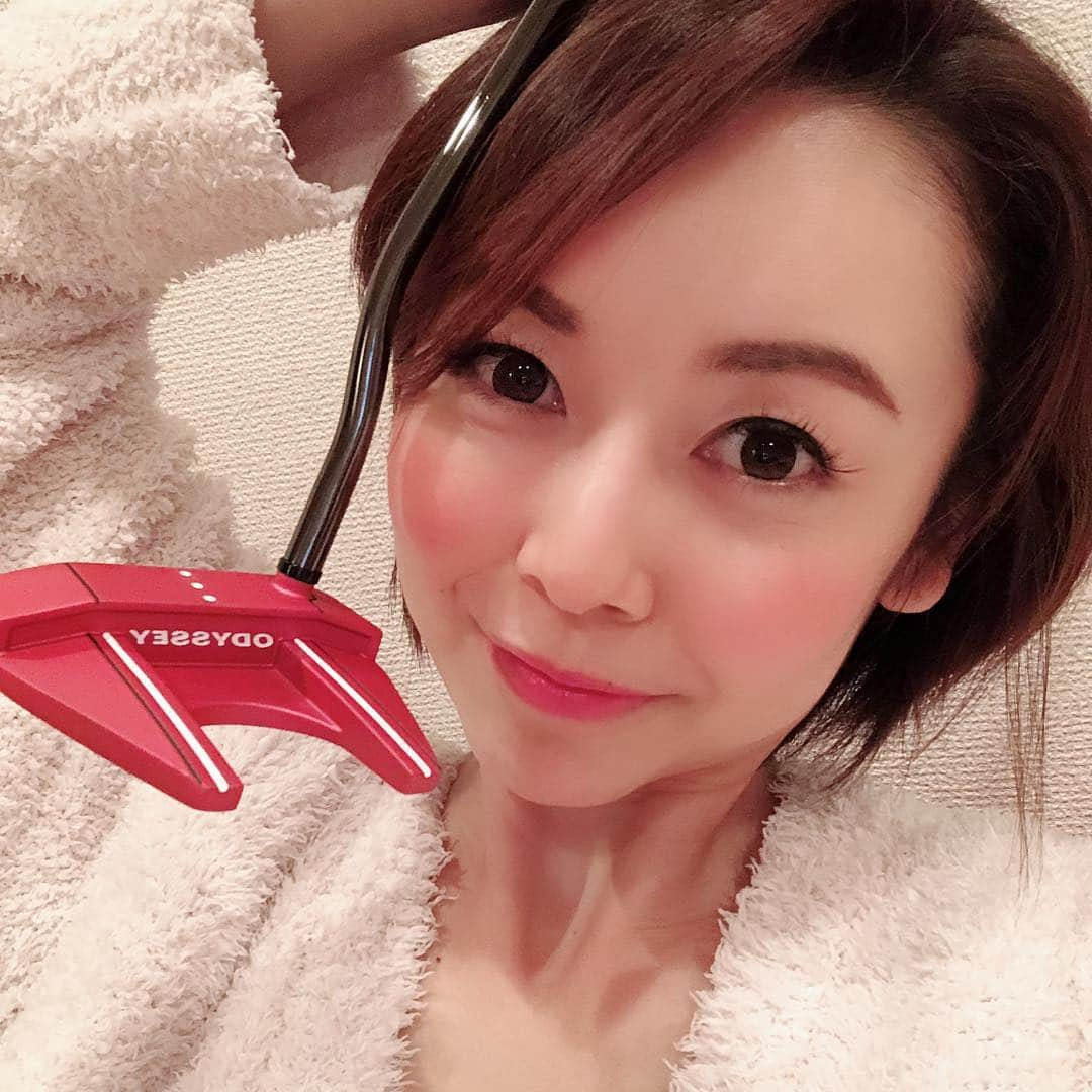 宮崎宣子さんのインスタグラム写真 - (宮崎宣子Instagram)「おニューパター💕💕💕 ピンクで可愛い😍 ずっと可愛くていいなと思っていたODYSSEY のパター⛳️だったのですごくすごくすごーく嬉しい😆❤️❤️ これでスリーパット女を早く脱却したいな🙏🙏🙏 見てるだけでも可愛いから、 しばらくは家の中でのパター練習に使おう😆💕 #odyssey #callaway #callawaygolf #パター #ピンクパター #可愛い #クラブがどんどん可愛くなる #腕がついていかない #練習しなきゃ #毎日パターで5回連続入ったら寝る #マイルール #パター練習 #パター新しい #嬉しい #ゴルフ上手くなりたい」11月8日 22時08分 - miyazaki_nobuko