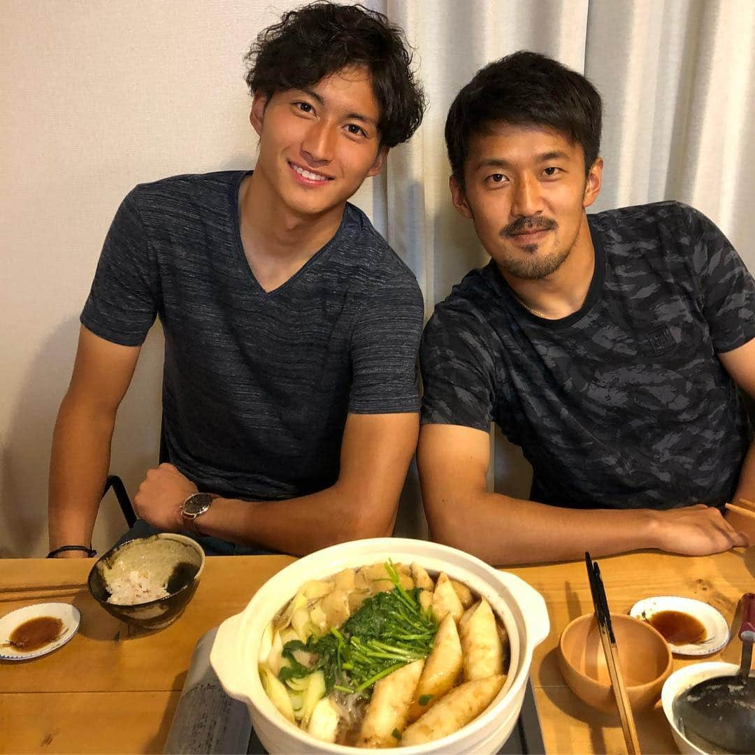 摂津颯登のインスタグラム：「今日は実家から送られて来たきりたんぽ鍋セットを食べました😊🤙👹 #秋田#秋田郷土料理#きりたんぽ#古さんの家で食べたのに#古さんの写ってる写真#一枚もない#すみません😓#阪野豊史#古部健太#摂津颯登」