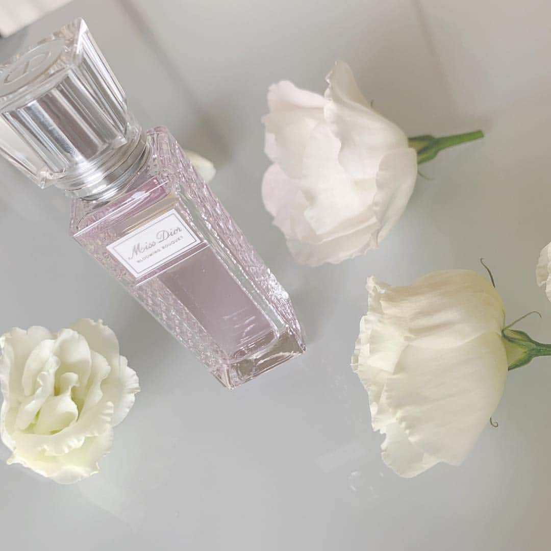 月足天音のインスタグラム：「ずっとお気に入りの香水 優しい匂いだよ！ ︎❤︎ ︎☺︎ #ミスディオール #ブルーミングブーケ  #ローラーパール #香水 #dior #missdior  #fragrance #favorite #smell #flower」