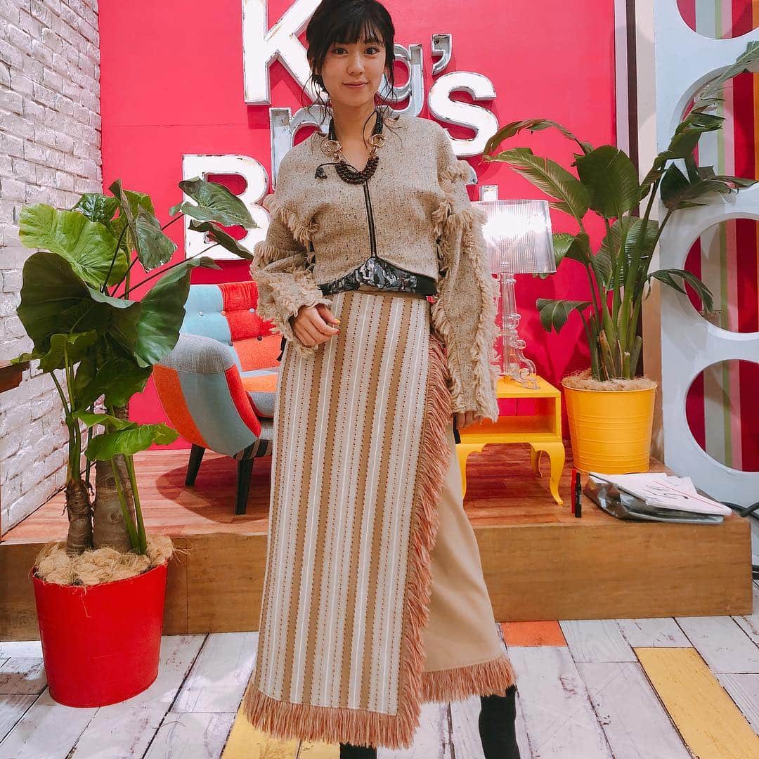 のインスタグラム：「先日の王様のブランチの衣装はこちらです！ 今日もありがとうございます。  ジャケット スカート ビスチェ ネックレス @_e_b_o_n_y._  とっても可愛くて私服でもほしいくらいツボでした🙈💕 引き続き今日も頑張ってきます🍁 綺麗な紅葉を少しおすそ分け…!」