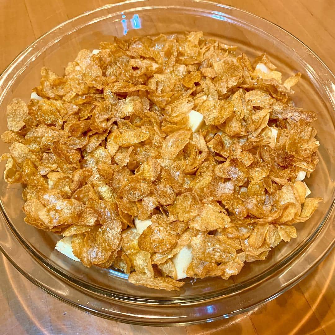 野間美由紀のインスタグラム：「お昼ご飯に「くまのプーさんのパリパリりんご」。昔うちでご飯を作ってくれてたメシスタントさんに教わったレシピ。コーンフレークとりんごと細かくしたバターを耐熱皿に入れて蜂蜜をかけてオーブンで。」