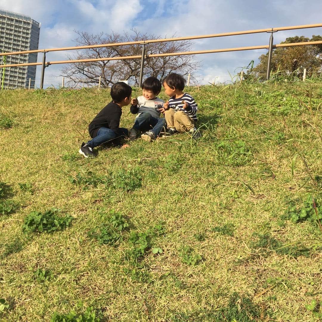 潮田玲子さんのインスタグラム写真 - (潮田玲子Instagram)「ボーイズは何話してるのやら😍💓 子供達との休日。 気持ち良かったぁ〜☀️ #先日の一コマ #気持ちの良い休日 #我が子ら甥っ子ら #甥っ子おんぶしてクルクル周ってたら #目が回ったよ #その隙に娘と息子のダイブ #体力系担当です」11月8日 14時50分 - reikoshiota_official