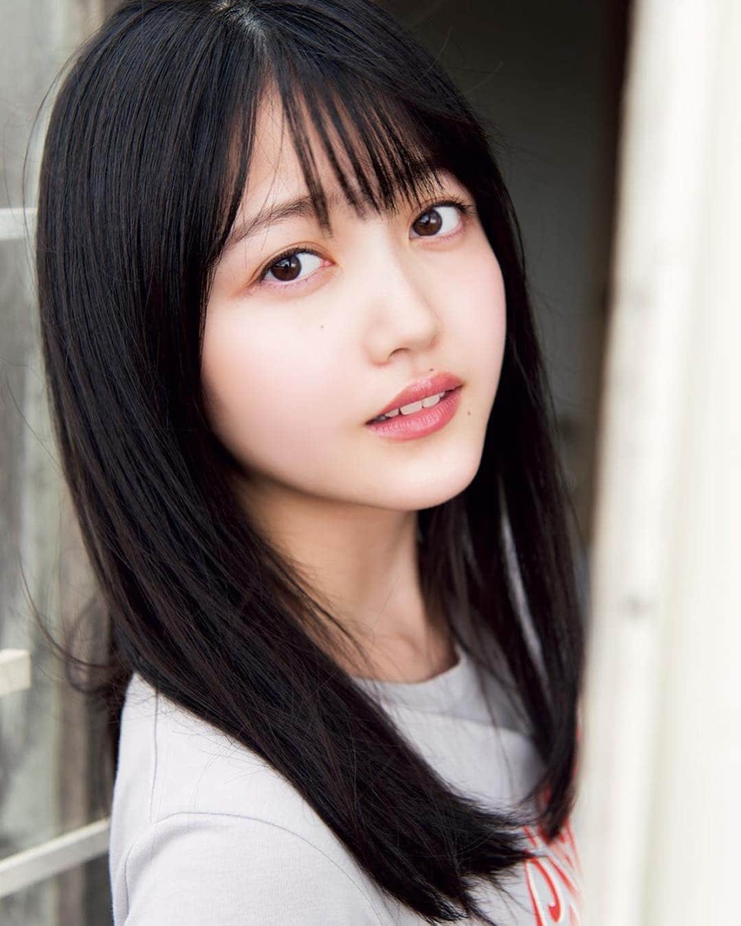週刊少年マガジンのインスタグラム：「6月30日に休養を発表した #乃木坂46 の #久保史緒里 さんが、「週刊少年マガジン」49号（11/7発売）に登場！ 彼女の再出発はここから…。たっぷり16Pでお帰りなさい♪  撮影／Takeo Dec. スタイリング／優哉 ヘアメイク／田村直子 デザイン／松本麻実（GROSVENOR design）」