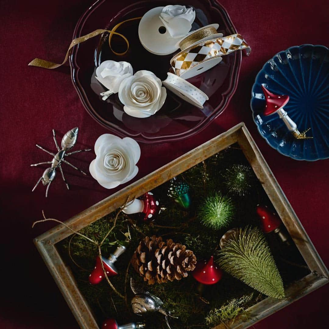 IKEA JAPANさんのインスタグラム写真 - (IKEA JAPANInstagram)「クリスマスコレクション2018登場！ホリデーシーズンに向けて、冬じたくを始めませんか？﻿ ﻿ 家じゅう華やかに飾り付けができるデコレーションアイテムや、ホームパティ―を盛り上げるテーブルウェアが揃いました✨﻿ ﻿ 詳しくは、ハイライト「Holiday」のリンクからチェック！ ﻿ ﻿ 【掲載商品一例】 ﻿ ■1枚目： ﻿ ＜クリスマスツリー＞ ﻿ ・FEJKA/フェイカ アートプラント, クリスマスツリー　¥ 4,999 ﻿ ﻿ ＊以下全てVINTER/2018 コレクション﻿ ・トップスター, ゴールドカラー ¥ 699 ﻿ ・デコレーション ボールオーナメント, チェック　¥ 699 / 3 ピース﻿ ・デコレーション ボールオーナメント 32個セット, レッド/グリーン, ブルー ¥ 1,299 ﻿ ﻿ ＜グリーンデコレーション＞ ﻿ ・SMYCKA/スミッカ 造花のリース, グリーン　¥ 1,499 ﻿ ・FEJKA/フェイカ　人工観葉植物, 室内/屋外用 ラーチ ¥ 3,999 ﻿ ﻿ ＜デコレーションアイテム＞　＊全てVINTER 2018 コレクション ﻿ ・香りなしブロックキャンドル, ライラック グリーン, ブルー　¥ 499/ 3 ピース ﻿ ・キャンドルホルダー エンジェルチャイム, ゴールドカラー¥ 3,999 ﻿ ・鉢カバー ホルダー付き, ゴールドカラー　¥ 1,499 ﻿ ・植木鉢つり下げ用ホルダー, ゴールドカラー ¥ 999﻿ ﻿ ﻿ ■2枚目： ﻿ ・ARV アルヴ プレート, パープル　¥ 399 ﻿ ・VINTER 2018 ヴィンテル 2018 サイドプレート, ダークブルー　¥ 399 ﻿ ﻿ ■3枚目：＊全てVINTER 2018 コレクション ﻿ ・シュガーボウル, ホワイト　¥ 499 ﻿ ・ミルク/クリーム ピッチャー, ホワイト ¥ 399 ﻿ ・キャンドル皿, ゴールドカラー ¥ 1,299 ﻿ ﻿  #イケア #IKEA #ikeajapan #Xmas #Christmas #ChristmasCollection #クリスマス #クリスマスコレクション #クリスマスデコレーション」11月8日 15時19分 - ikeajapan