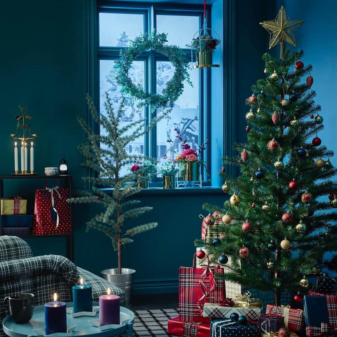 IKEA JAPANさんのインスタグラム写真 - (IKEA JAPANInstagram)「クリスマスコレクション2018登場！ホリデーシーズンに向けて、冬じたくを始めませんか？﻿ ﻿ 家じゅう華やかに飾り付けができるデコレーションアイテムや、ホームパティ―を盛り上げるテーブルウェアが揃いました✨﻿ ﻿ 詳しくは、ハイライト「Holiday」のリンクからチェック！ ﻿ ﻿ 【掲載商品一例】 ﻿ ■1枚目： ﻿ ＜クリスマスツリー＞ ﻿ ・FEJKA/フェイカ アートプラント, クリスマスツリー　¥ 4,999 ﻿ ﻿ ＊以下全てVINTER/2018 コレクション﻿ ・トップスター, ゴールドカラー ¥ 699 ﻿ ・デコレーション ボールオーナメント, チェック　¥ 699 / 3 ピース﻿ ・デコレーション ボールオーナメント 32個セット, レッド/グリーン, ブルー ¥ 1,299 ﻿ ﻿ ＜グリーンデコレーション＞ ﻿ ・SMYCKA/スミッカ 造花のリース, グリーン　¥ 1,499 ﻿ ・FEJKA/フェイカ　人工観葉植物, 室内/屋外用 ラーチ ¥ 3,999 ﻿ ﻿ ＜デコレーションアイテム＞　＊全てVINTER 2018 コレクション ﻿ ・香りなしブロックキャンドル, ライラック グリーン, ブルー　¥ 499/ 3 ピース ﻿ ・キャンドルホルダー エンジェルチャイム, ゴールドカラー¥ 3,999 ﻿ ・鉢カバー ホルダー付き, ゴールドカラー　¥ 1,499 ﻿ ・植木鉢つり下げ用ホルダー, ゴールドカラー ¥ 999﻿ ﻿ ﻿ ■2枚目： ﻿ ・ARV アルヴ プレート, パープル　¥ 399 ﻿ ・VINTER 2018 ヴィンテル 2018 サイドプレート, ダークブルー　¥ 399 ﻿ ﻿ ■3枚目：＊全てVINTER 2018 コレクション ﻿ ・シュガーボウル, ホワイト　¥ 499 ﻿ ・ミルク/クリーム ピッチャー, ホワイト ¥ 399 ﻿ ・キャンドル皿, ゴールドカラー ¥ 1,299 ﻿ ﻿  #イケア #IKEA #ikeajapan #Xmas #Christmas #ChristmasCollection #クリスマス #クリスマスコレクション #クリスマスデコレーション」11月8日 15時19分 - ikeajapan