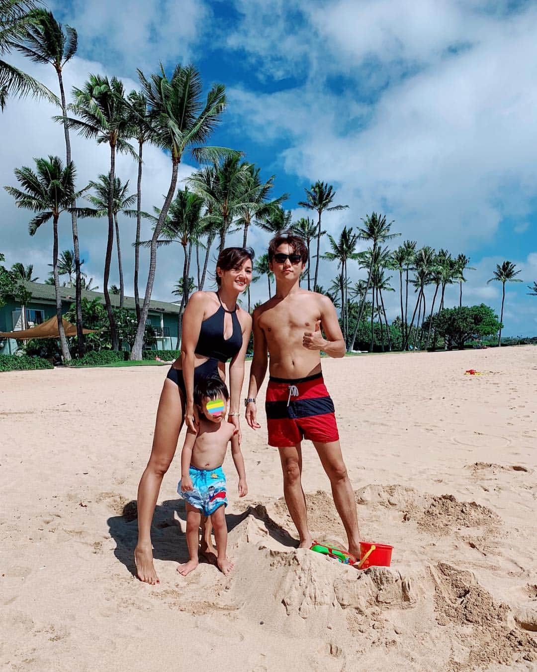 のインスタグラム：「お友達とみんなでカハラで遊びました🐬💗 写真2枚め🔜ケイタとは中学から、ヒラとは小1からのお付き合い😇まさか自分たちの子供をこんな風に遊ばせる日が来るなんて〜😵年取るはずだけど、幸せ😂💕笑 #hawaii #kahalahotel #familyphoto #friendsday #幼馴染 #成城っ子 #ハワイ 📷by @yuyaloha17 🌴」