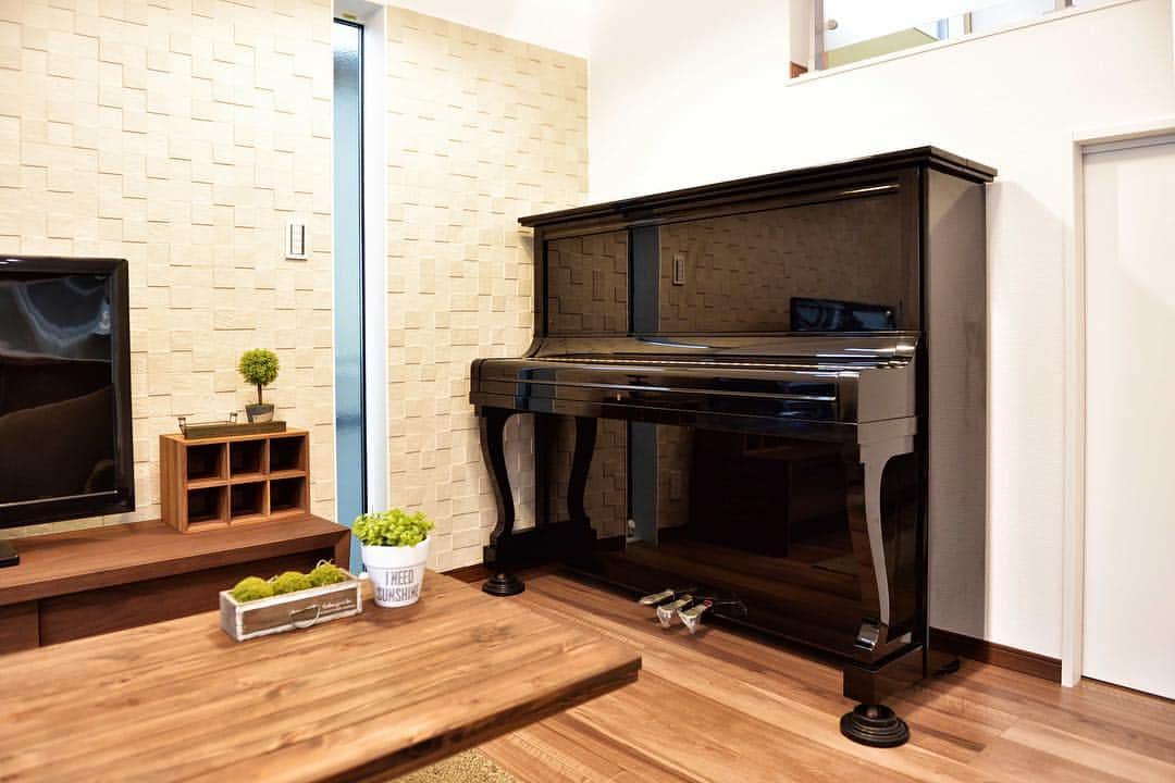 tachiki homeさんのインスタグラム写真 - (tachiki homeInstagram)「#アップライトピアノ のある#リビング。ピアノ横の引き戸を開けると高さ1.4メートルの#リビング収納 です・ ・ もっと施工例を見たい方はこちら↓↓↓・ @tachikihome ・ ・ #注文住宅 #住宅  #設計 #自由設計  #デザイン #design  #インテリア #interior  #interiordesign  #デザイン住宅  #おしゃれ  #収納  #健康住宅  #空気がきれい  #house #myhome  #建築 #architecture  #新築 #新築一戸建て  #工務店 #タチ基ホーム  #名古屋 #愛知」11月8日 16時56分 - tachikihome