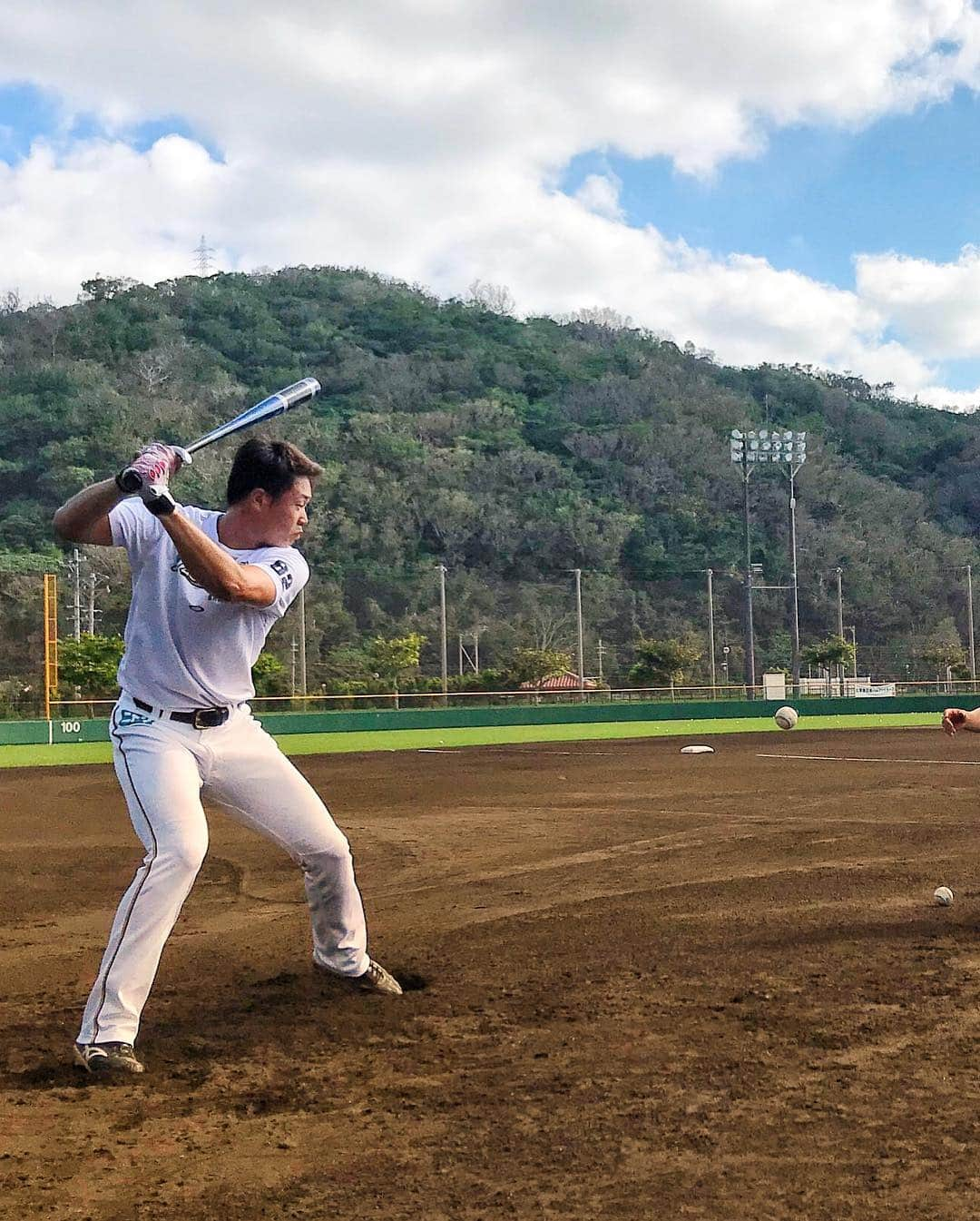 杉谷拳士さんのインスタグラム写真 - (杉谷拳士Instagram)「キャンプ9日目終了⚾️ 第2クール終了でーす😆‼︎ このクールはかなり暑かったです💦‼︎ 日焼けもして顔、首、腕が真っ赤です🤣‼︎‼︎ 練習終わりに生意気そうなやつ見つけました( ＾∀＾)‼︎ 2枚目はバックスクリーンを狙うゆーとです😁 3枚目はコメントで上条さん載せて欲しいと書いてあったのでパシャ🤳‼︎ 今日はゆっくり寝ます💤  #生意気 #浅間大基 #高濱祐仁 #日焼け #暑い #規則正しい生活 #休前日」11月8日 17時25分 - kenshi.02