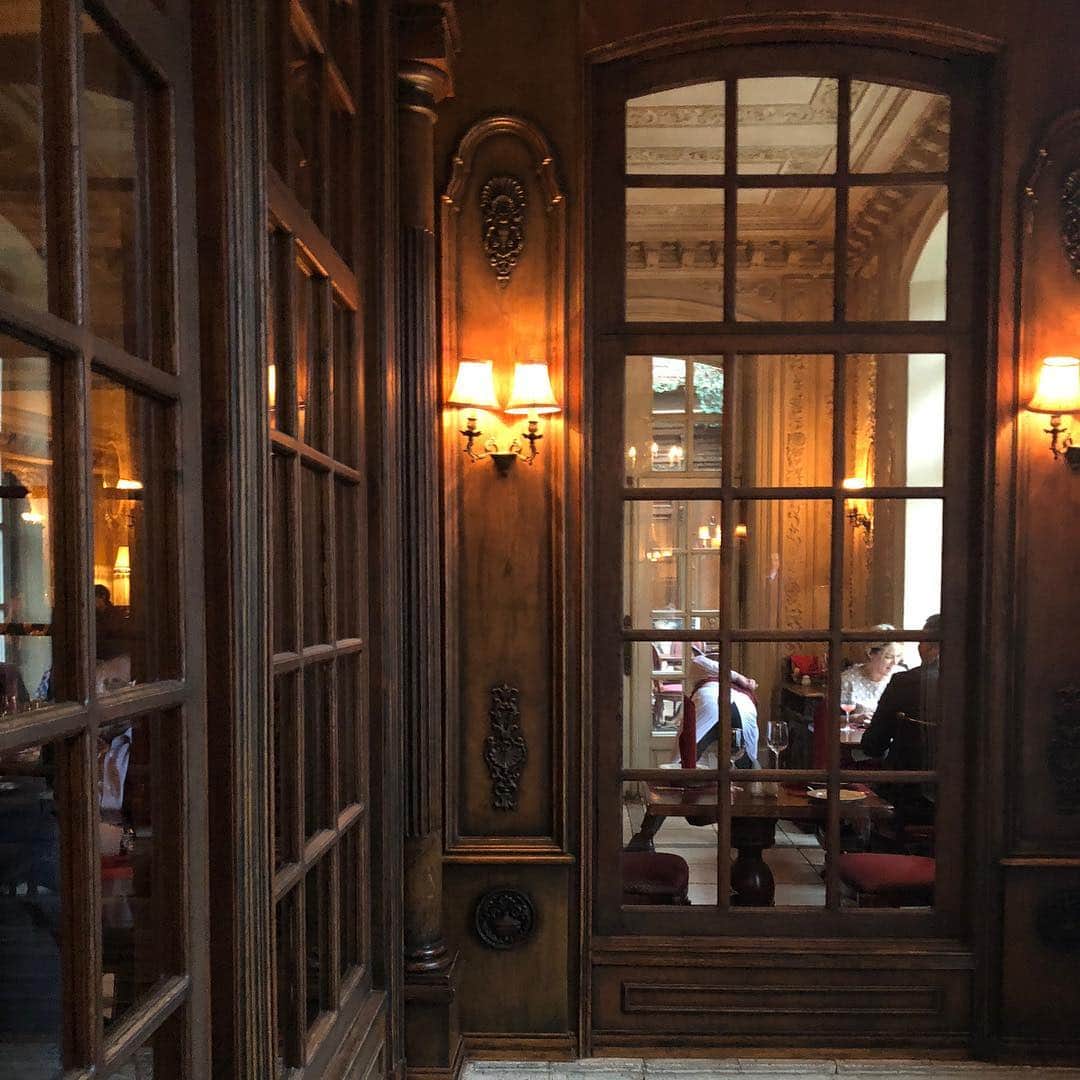 小堀紀代美さんのインスタグラム写真 - (小堀紀代美Instagram)「10年ぶりのモスクワに昨日来ました。最初の朝食は、ホテルから近いモスクワらしいレストランへ。ロシア貴族の邸宅跡？？ 室内は少し暗め。（予約していると窓際の明るい席に、たぶん。） 朝食メニューにシャンパンやキャビアもあり、勧められましたが😅 王道のボルシチ、ペリメニをレギュラーメニューの中から。それに朝食メニューのブリヌイ クリームとベリーぞえを。 どれもおいしかった！ 黒パンもおいしくて持って帰りたいくらい。  ボルシチ食べ比べ、何回できるかな。 #cobo旅 #cobo旅moscow ボルシチ2」11月8日 17時59分 - likelikekitchen
