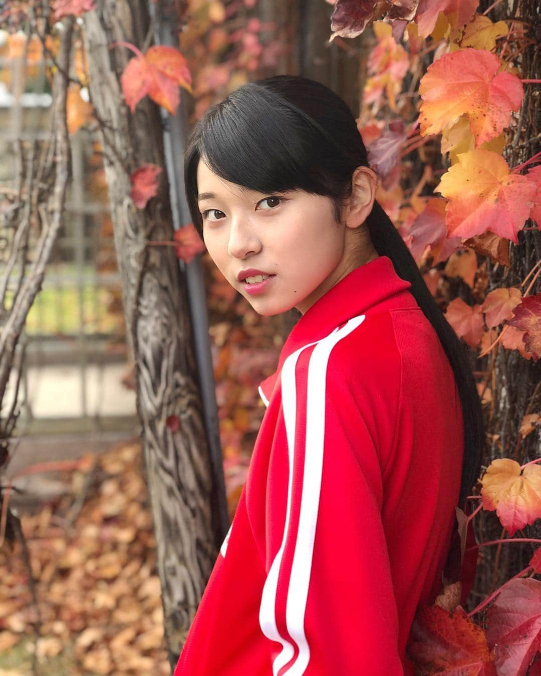 りんご娘さんのインスタグラム写真 - (りんご娘Instagram)「紅葉の赤に憧れて #呼んだ ？ #りんごクラブ #NHK青森 #りんご娘 #ringomusum #ジョナゴールド @jonagold_ringomusume」11月8日 17時50分 - _ringo.musume.com_