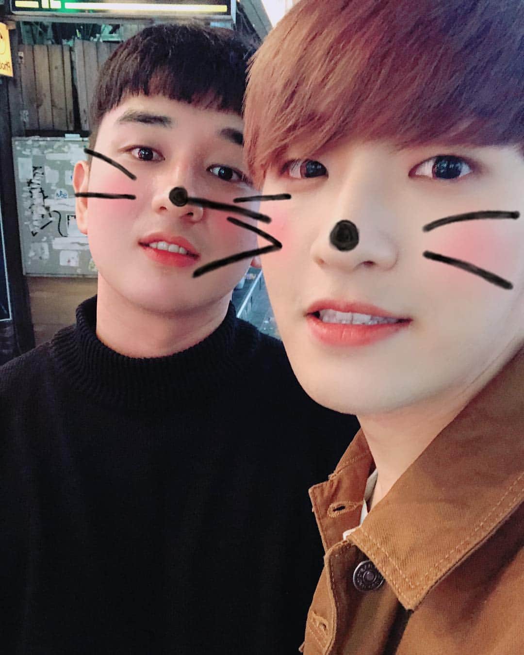 ヒョクジン のインスタグラム：「돼지옆에돼지 🐷👉🏻🐷 재가이 화이팅 매주 목요일 <내사랑 개남친> 많은 관심 부탁드려요~ #웹드라마 #내사랑개남친  #youtube #박재관 #🐷 @jaegwan_f」