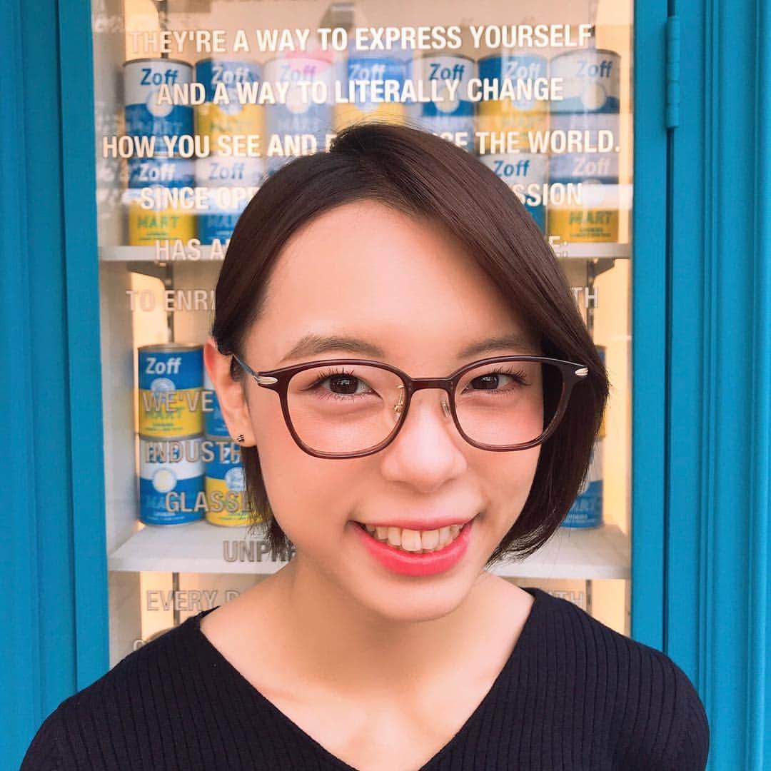 Zoff Officialのインスタグラム：「Staff Recommend Glasses👓 #myzoff . スタッフおすすめの一本をご紹介🌷 . 華奢なテンプルと重たすぎないクリアなブラウンがお気に入り。 「デイリーでも使いやすく、フロントとテンプルに配置した飾りも上品なのでちょっとしたお呼ばれにも使えます！」 Zoff MART 自由が丘店スタッフ . Classic ZA181057_43A1 ¥7,000 . #zoff#eyewear#eyeweardesign#glasses#ootd#fashion#ゾフ#メガネ#classic#zoffclassic」