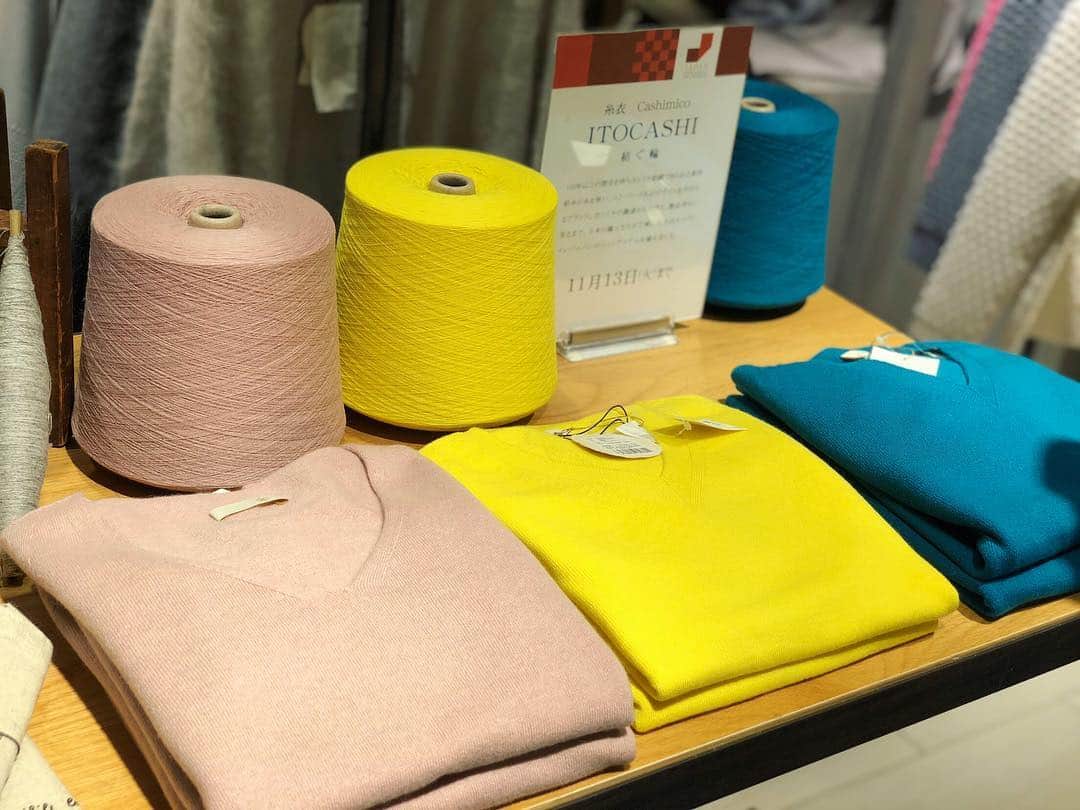 のインスタグラム：「130年以上の歴史を持ちカシミヤ紡績で知られる東洋紡糸の糸を使い、ユリ・パーク氏がデザインを手がけるブランド。カシミヤの調達から糸作り、製品作りに至るまで、日本の職人たちが丁寧に生み出すメイドインジャパンのニットアイテムを揃えました。 詳しくはプロフィールリンクからご覧ください🔝 . ITOCASHIー紡ぐ輪ー 2018.10.31 wed - 11.13 tue 本館4階＝コンテンポラリースタイル/ライフ＆スタイル @toyoboshi.official @yuri_park_press #itocashi #紡ぐ輪 #糸衣 #カシミコ #ユリパーク #cashimico #yuripark #ニット #カシミヤ #カシミヤニット #sweater #東洋紡糸 #toyoboshi #LIFEandSTYLE #fashion #Isetan #tokyo #shinjuku #新宿 #伊勢丹 #新宿伊勢丹 #伊勢丹新宿店」