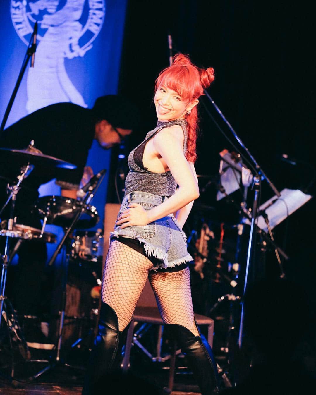 のインスタグラム：「上に着ていた衣装を脱ぎ捨て Sexy衣装へ🧡 Danceコーナーからの みんなと歌ったり、踊ったり一緒にめっちゃ盛り上がって本編が終了〜！！！！ 見せパンが見え過ぎててちょっと後悔。。 ダンスの振り的にも衣装的にも もうちょいお尻見せたかった…🍑 せっかく鍛えてるのにな😭😭😭 まぁしょうがない、 次回はもっと見せてくわ！笑 ・ ・ ・ photo by @kazuo_onodera  #sowelu #birthdaylive #20181106 #danceshow  #🍑」