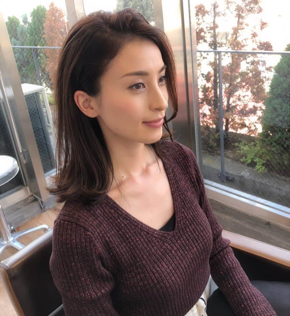 蜂矢有紀さんのインスタグラム写真 - (蜂矢有紀Instagram)「💇‍♀️✨ ・ つ い に…！ 脱🧡ロング👩 #中学生振り ・ いつかショートまで いきたいけど徐々に 楽しんでいこう(＾∀＾)w ・ カラーもスタイリングも 良い感じにして頂いて #大満足 です😆❣️ ・ #アリスバイアフロート #ムッシュ豊田 さん #自由が丘 #脱ロング #バッサリ #20cmカット #清々しい #ドライヤー時間短縮 #ロングボブ #ミディアムロング どこの部類なんだろうかww #hair #haircut #beautysalon」11月8日 19時06分 - yuki.h1218