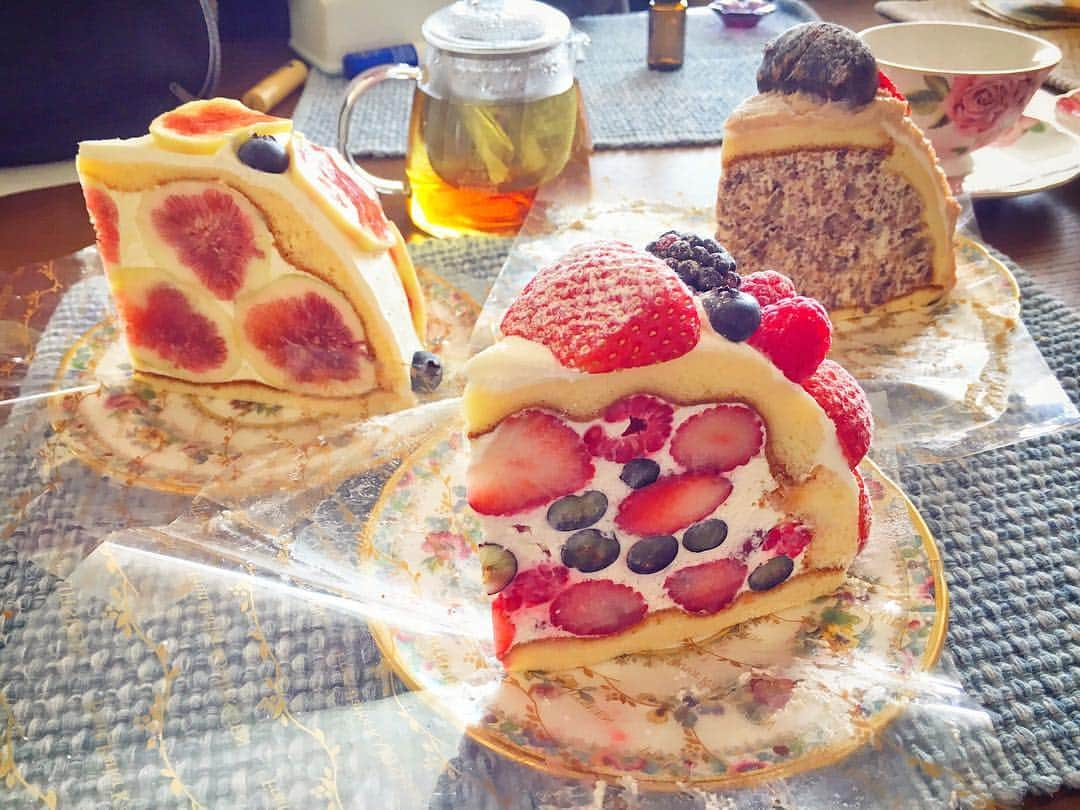 中村優さんのインスタグラム写真 - (中村優Instagram)「久しぶりにケーキで感動🎂❤️母と妹と大興奮。フルーツが信じられないくらいゴロッと入っていて本当に美味しかった😂 #果実園リーベル」11月8日 19時27分 - nkmr_yu