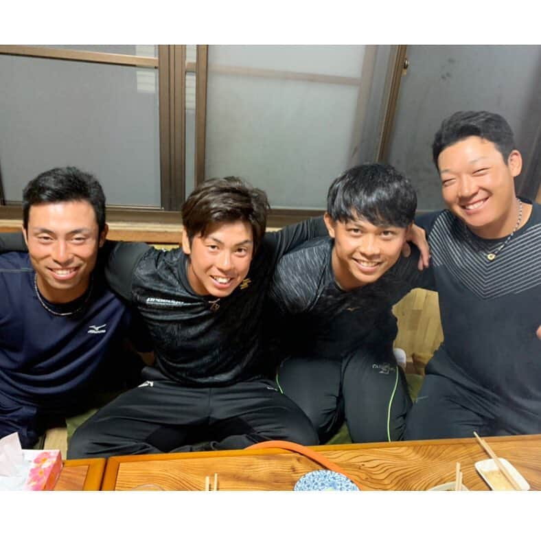 梅野隆太郎さんのインスタグラム写真 - (梅野隆太郎Instagram)「#ゴールデングラブ賞 を頂けました(^-^)本当に嬉しいです😂  みんなにお祝いしてもらってます！ 🎶ファンの笑顔に救われてるのは〜僕🎶  #梅カフェ 3rd も準備中です^ - ^  引き続き #秋季キャンプ 頑張ります！  #梅野隆太郎 #高山俊 #江越大賀 #大山悠輔 原田さん #阪神タイガース #安芸 #キャンプ #初受賞 #GG #bigfumi #life #ファンミーティング」11月8日 19時40分 - ryutaro_umeno_official