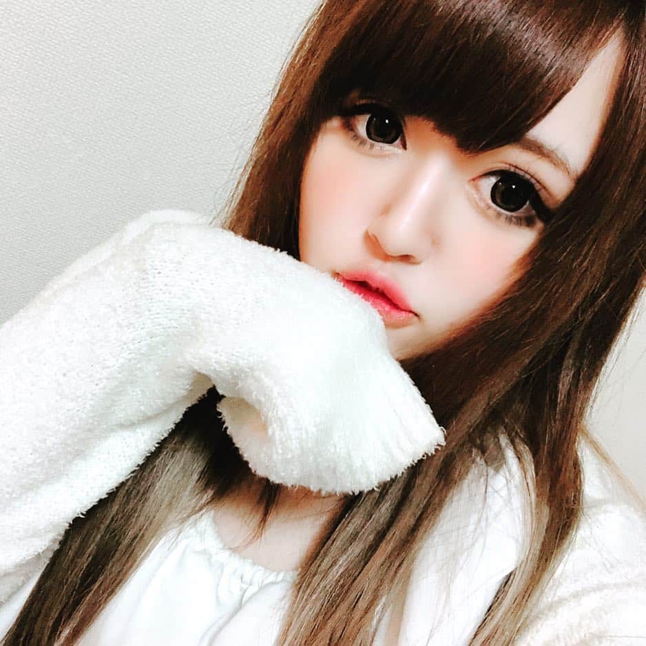 せりなのインスタグラム：「明日出勤です(*ฅ́˘ฅ̀*)…♡ 、 酒飲まなすぎて禁断症状おきてるからバンバン飲ませてください！！潰す勢いで飲ませてください🍾🥂🥛 、 LINEも待ってます💓 #cats #キャバクラ #両替町 #キャバ嬢 #華金 #お酒 #焼酎 #ウイスキー #ブランデー #シャンパン #champagne」