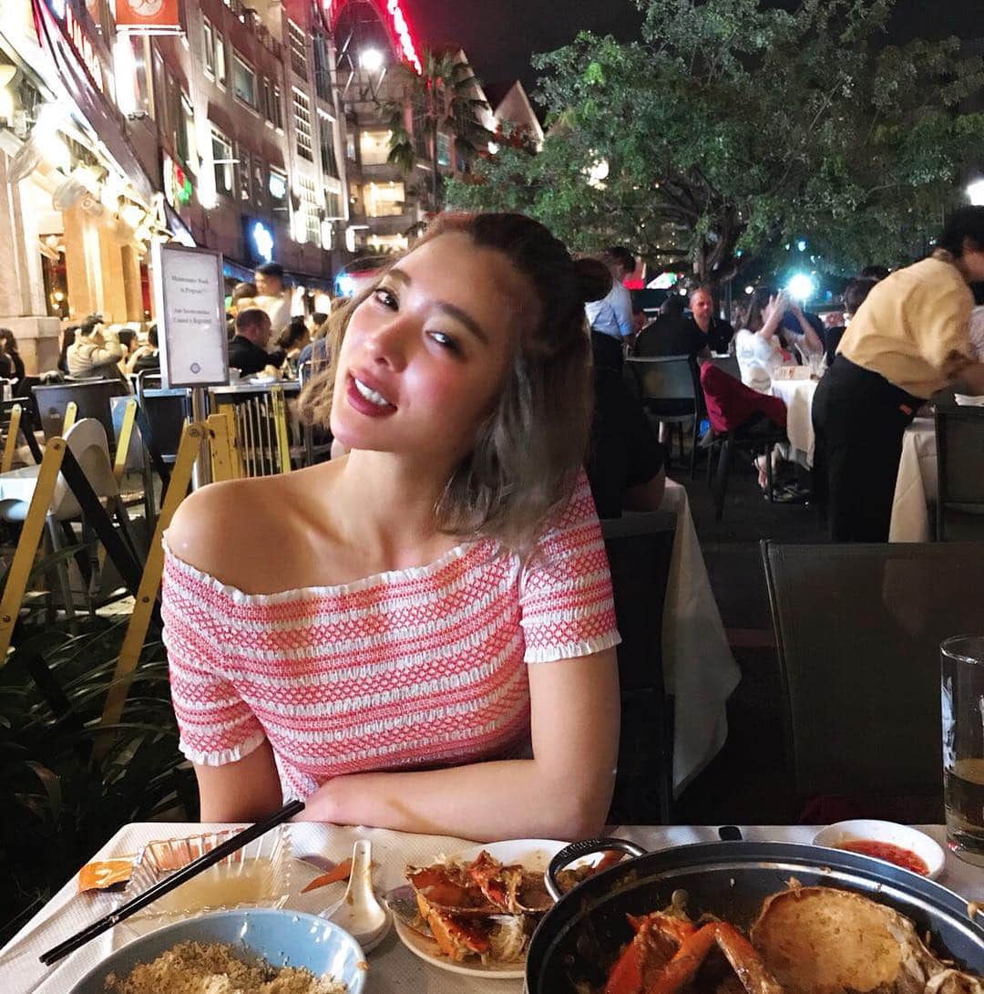 のインスタグラム：「Hello Mr. Crab🍻❤️🦀 Drunk face🙈 . . #jumboseafood#singaporefood#singaporetrip#singapore_insta#tigerbeer#chillicrab  #ジャンボ#シンガポール#旅女子#旅行好き#海外旅行」