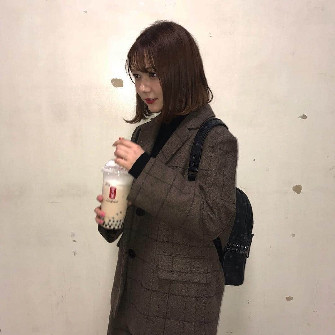 村重杏奈さんのインスタグラム写真 - (村重杏奈Instagram)「この前友達とタピオカ飲みに行きました〜❤︎ 福岡に最近できた#ゴンチャ 村重はご飯食べた後でお腹いっぱいだったので 友達のタピオカ貸してもらった☺︎ #インスタ映えに必死 #ゴンチャ福岡パルコ」11月8日 20時50分 - hktanna4848