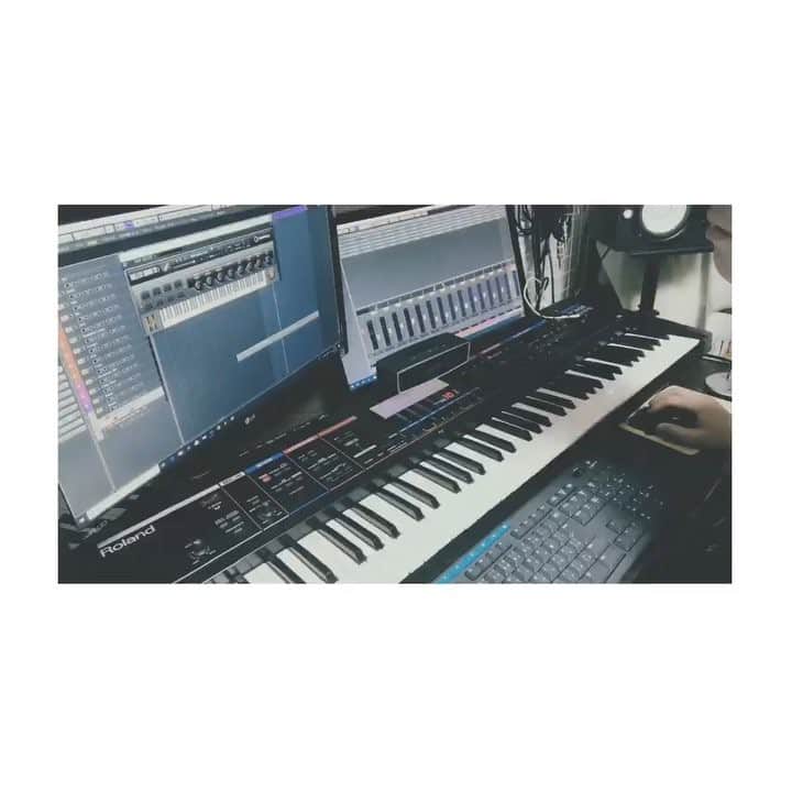 のインスタグラム：「リハーサルの休憩中にRYOTA.が弾いてるシンセで遊んでたらこの音出てきたからこれVan Halenじゃね？ってなったから家で弾いたらぽくなったから載せときますね🎹🔉 ＊ あ、明日Zepp札幌なので早く寝ますね。あ、でも今夜の24時に『真冬のダイアリー』先行配信なので起きときますね。とにかく皆んな寝ずにチェックチェックしてね。 ＊ #Qyoto #TSUCHIYA #guitar #keyboard #VANHALEN #jump #synth #japan #music #Zepp #札幌 #北海道 #3rdsingle #真冬のダイアリー #配信 #musician #player #最後に弾けた言うてもた #まあええやないか #弾けたら嬉しいもんやで」