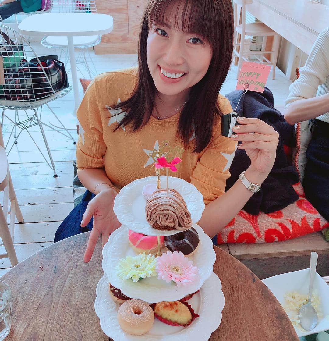 庄司ゆうこさんのインスタグラム写真 - (庄司ゆうこInstagram)「東京美女経営者会のメンバーに結婚お祝いしてもらっちゃった🤗✨ みんないつの間にー！って驚いてました。笑笑 会う人会う人にエピソードや婚活でやってきたこと、努力してきたことなど語ってます。笑 少しでも独身で婚活頑張っている男女にプラスになればいいなぁ🤗 #婚活女子#卒業#35歳までに#結婚#目標達成#結果にコミット#出会いとタイミング#本気モード#になれば大丈夫#婚活必勝法#伝授します#東京美女経営者会#原宿カフェ#リトルマジック」11月9日 8時31分 - yuko.shoji