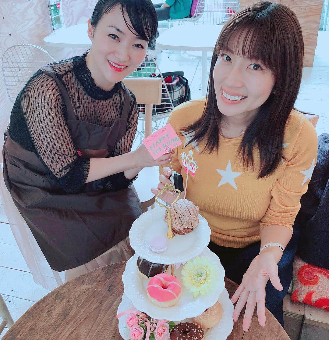 庄司ゆうこさんのインスタグラム写真 - (庄司ゆうこInstagram)「東京美女経営者会のメンバーに結婚お祝いしてもらっちゃった🤗✨ みんないつの間にー！って驚いてました。笑笑 会う人会う人にエピソードや婚活でやってきたこと、努力してきたことなど語ってます。笑 少しでも独身で婚活頑張っている男女にプラスになればいいなぁ🤗 #婚活女子#卒業#35歳までに#結婚#目標達成#結果にコミット#出会いとタイミング#本気モード#になれば大丈夫#婚活必勝法#伝授します#東京美女経営者会#原宿カフェ#リトルマジック」11月9日 8時31分 - yuko.shoji