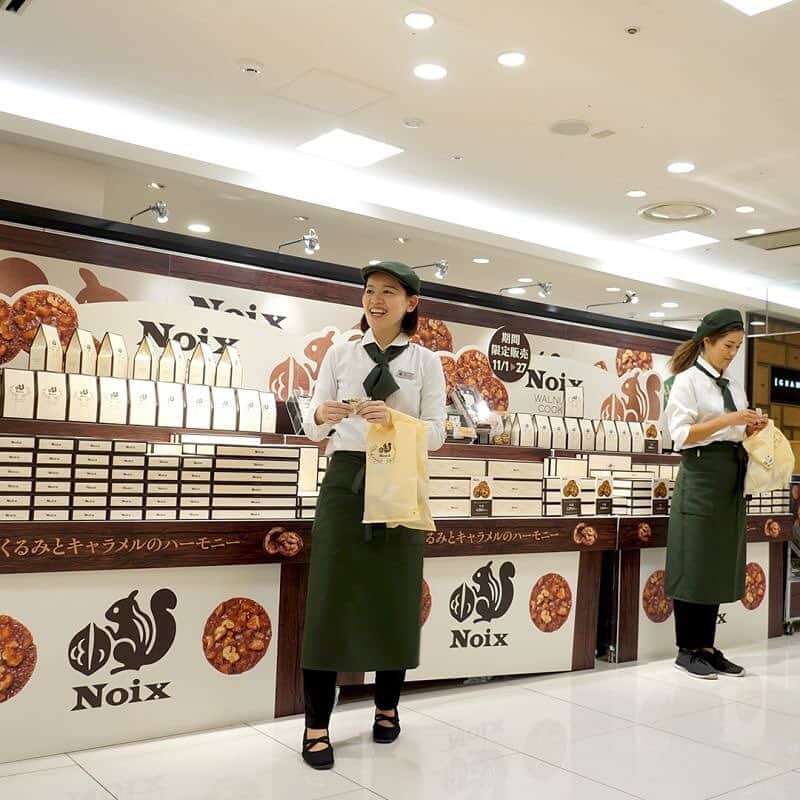 デパぐるッ！福岡さんのインスタグラム写真 - (デパぐるッ！福岡Instagram)「東京の大丸で常設店となった注目店「Noix(ノワ)」が大丸福岡天神店に九州初出店🎉「木の実」をふんだんに使ったスイーツが特徴です😊﻿ ﻿ 看板商品は「 #ウォールナットクッキー 」❗️﻿ バタークッキーと、口どけの良いミルクチョコレートを合わせ、その上にキャラメリゼした香ばしい“くるみ”をトッピングしています🎶﻿ ﻿ くるみの風味を生かしたキャラメルの味わいとザクザクとした食感が美味でした😋💕﻿ ﻿ 今月27日(火)までの限定販売ですよ💨要チェックです☝️﻿ ﻿ ウォールナットクッキー 4枚入 648円〜﻿ Noix( #ノワ )﻿ 大丸福岡天神店 本館B2階﻿ ［11月1日(木)～11月27日(火)］﻿ ﻿ ﻿ #大丸福岡天神店﻿﻿ #バリよか #バリよかグルメ﻿ #デパート #デパートグルメ #デパ地下﻿﻿﻿﻿ #百貨店 #百貨店グルメ #グルメ #ランチ﻿﻿﻿ #福岡 #福岡グルメ #福岡ランチ﻿﻿﻿ #fukuoka #gourmet ﻿」11月8日 23時21分 - arne_gourmet