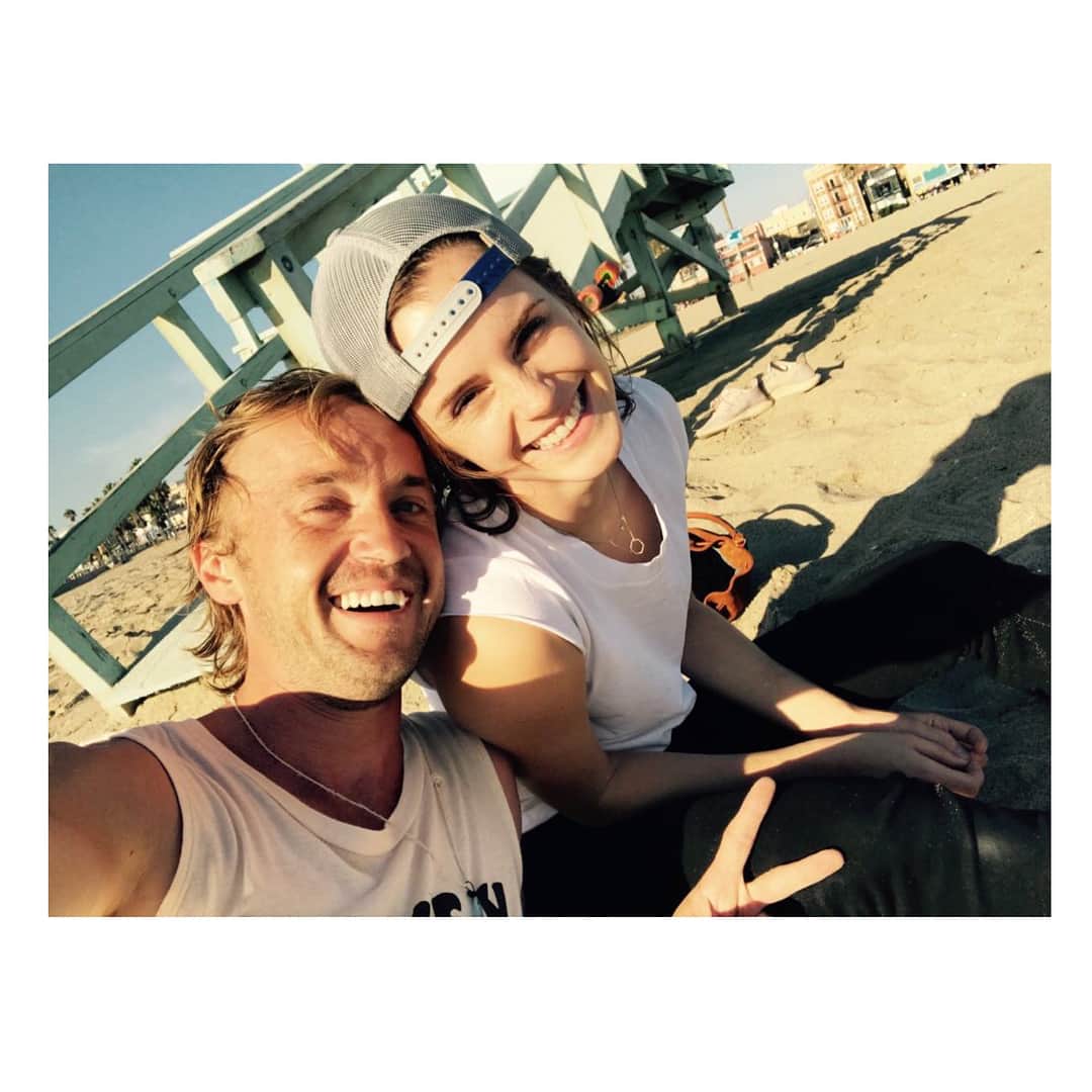 エマ・ワトソンのインスタグラム：「🌴🤡 Tom’s @origin_series is out on 14th November. Congrats dear friend. #TFToleratingmysubparskatingskillssince1999.」