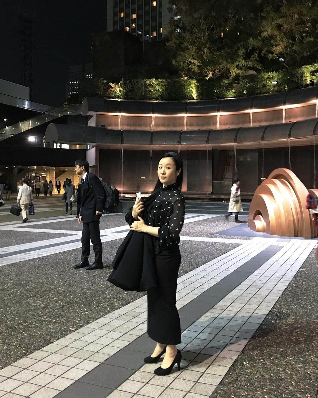 井嶋ナギさんのインスタグラム写真 - (井嶋ナギInstagram)「昨晩の内田光子リサイタル サントリーホール カラヤン広場にて、珍しく記念撮影（月影屋 重田なつきさん @natsuki_shigeta 撮影）。﻿ ﻿﻿ 2枚目の画像は、サントリーホールのホワイエのシャンデリア。石井幹子氏デザイン。オーストリア製クリスタルガラスを6630個も使用しているらしい！﻿綺麗！！﻿ ﻿﻿ ﻿﻿ ﻿﻿ ﻿﻿﻿﻿﻿ #サントリーホール #カラヤン広場 #シャンデリア ﻿﻿ #Suntoryhall #classicmusic #赤坂 ﻿﻿﻿ #japangram #ilovejapan #japanlover #lovejapan #lifeinjapan #explorejapan ﻿#tokyogram #lifeintokyo﻿﻿」11月9日 0時13分 - nagi_ijima