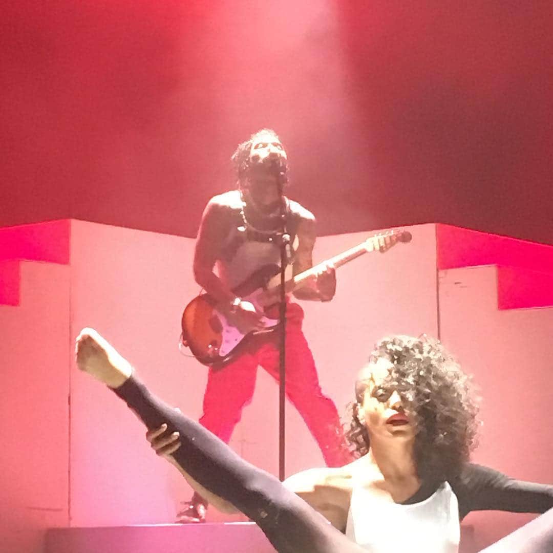 ミゲルさんのインスタグラム写真 - (ミゲルInstagram)「Wedding Month!!! And my favorite song... well one of 20 or so 😏The visuals on stage were outstanding and so sexy. ☠️☠️Anyone else struggling to get through this week🙌🏽 #miguelunlimited #miguel #migueljontelpimentel #girlwiththewildhearttee #originalcontent」11月9日 0時23分 - miguelunlimited