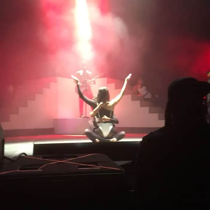 ミゲルのインスタグラム：「Wedding Month!!! And my favorite song... well one of 20 or so 😏The visuals on stage were outstanding and so sexy. ☠️☠️Anyone else struggling to get through this week🙌🏽 #miguelunlimited #miguel #migueljontelpimentel #girlwiththewildhearttee #originalcontent」